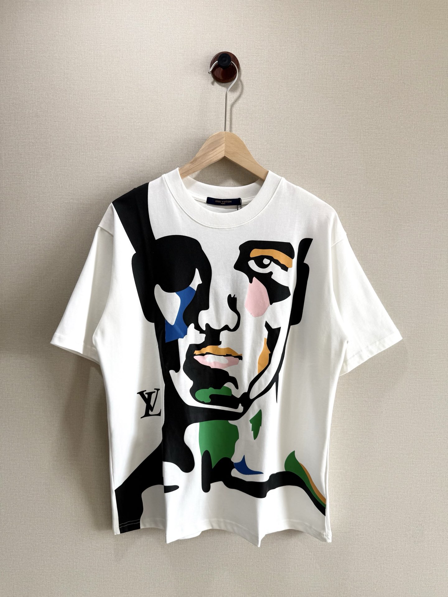 P65 Modelo TM1058 Camiseta de cuello redondo de manga corta con estampado grande de cara colorida LV. Tela: algodón pur…