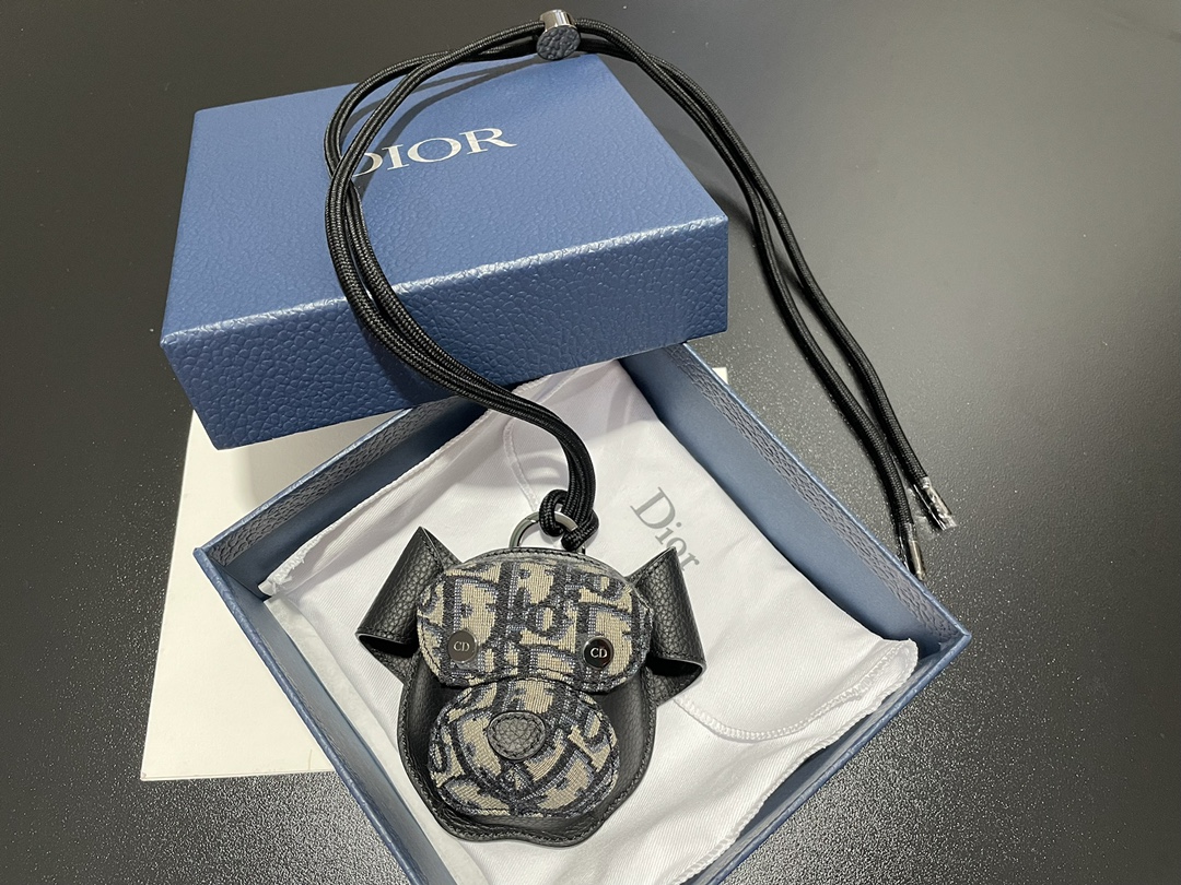 NO:617226,Miss D's new Bobby men's headphone bag, shipped from European channels, the best old fabrics, original leather and imported hardware from Europe, the best thing, exclusive early access!  The puppy shape is very cute. It is made of canvas and cowhide. It can be used to hold car keys, headphones, and change. The small waste bag has a considerable capacity. It can be carried on a single back or used as a bag charm. It is super beautiful!  ,,cowhide19860909D小姐新款Bobby男款耳机包,欧洲渠道货,最好的老花料,原装配皮加上欧洲进口五金,最好的东西,独家抢先体验！小狗造型很是可爱,帆布加牛皮拼接,车钥匙,耳机,零钱都可以装,小废包容量可观,可单背也可做包包挂饰,超级好看！,,cowhide,accessory