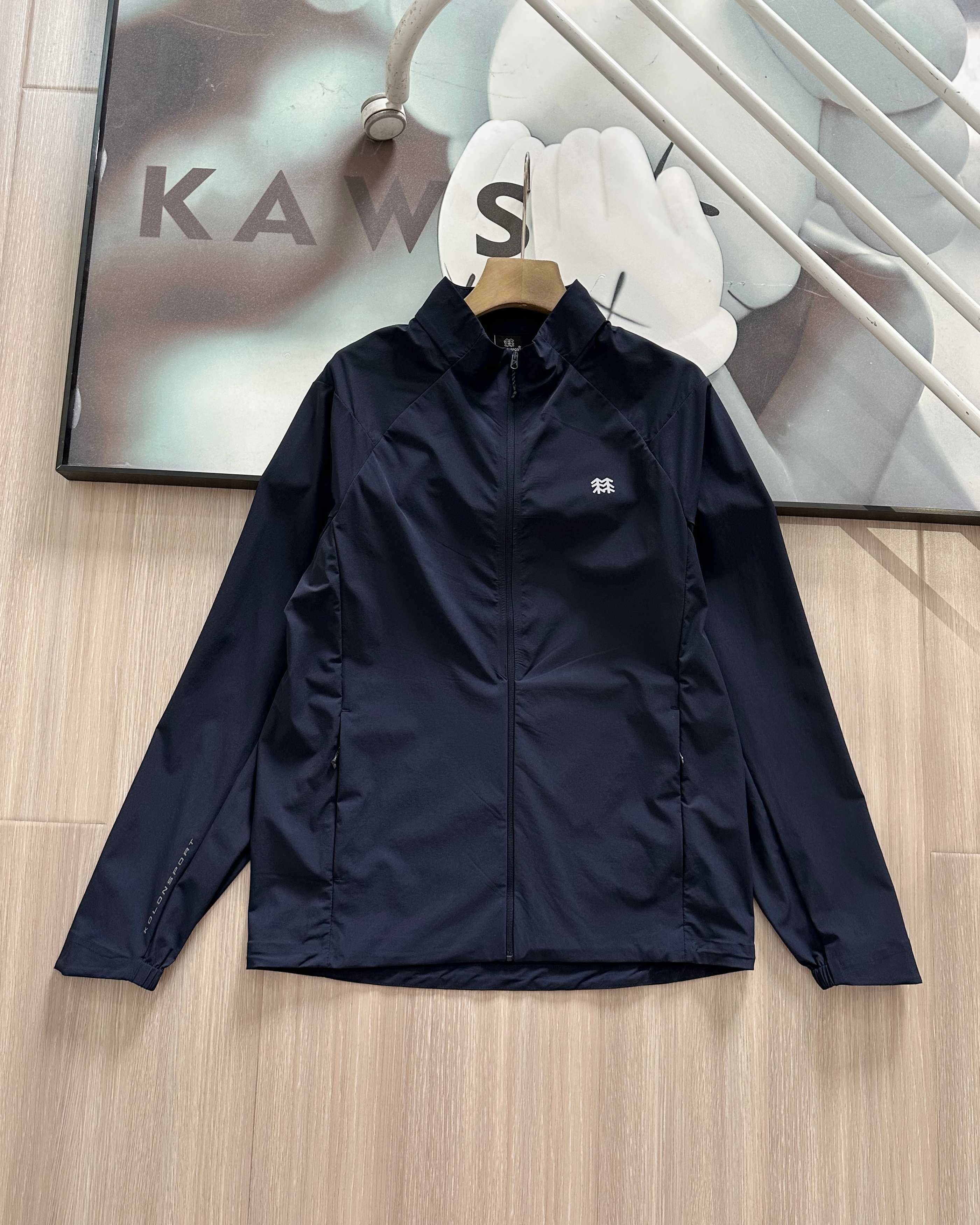 KOLON SPORT Chaqueta Ligera de Verano con Protección Solar para Hombre 6 a1746285774806 1486
