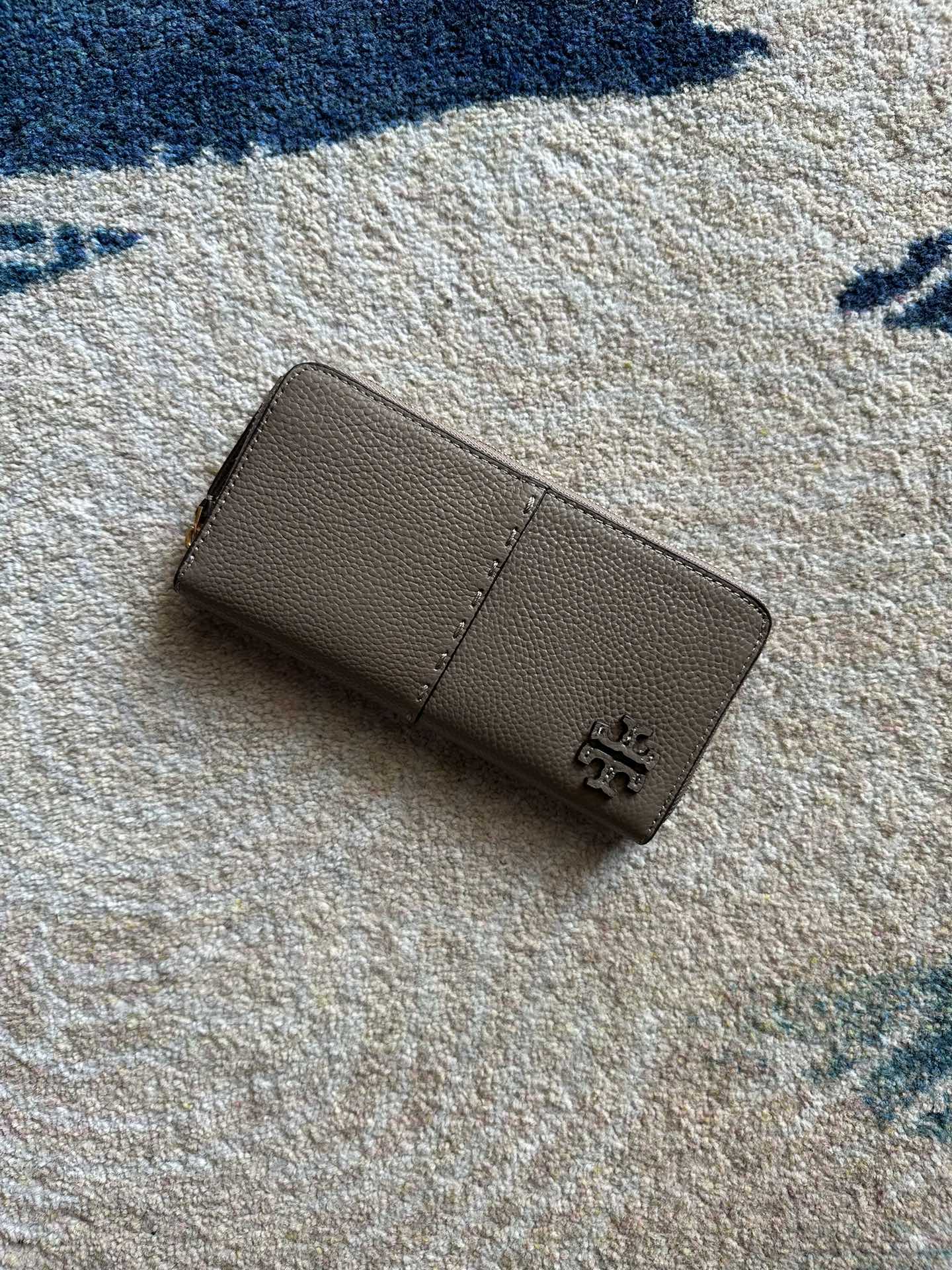 Tory Burch ～Tory Burch McGraw 荔枝纹小牛皮拉链钱包，手工缝线工艺，凸显设计感