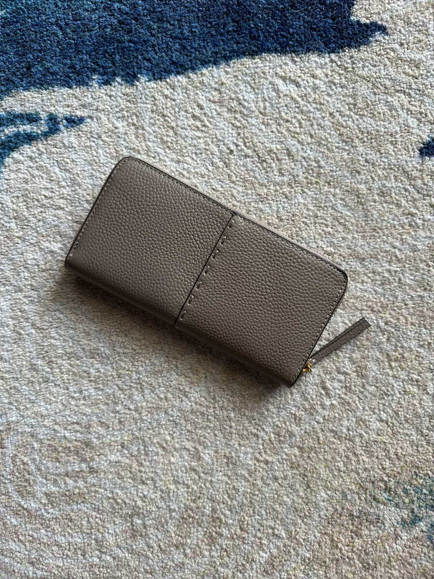 Tory Burch ～Tory Burch McGraw 荔枝纹小牛皮拉链钱包，手工缝线工艺，凸显设计感