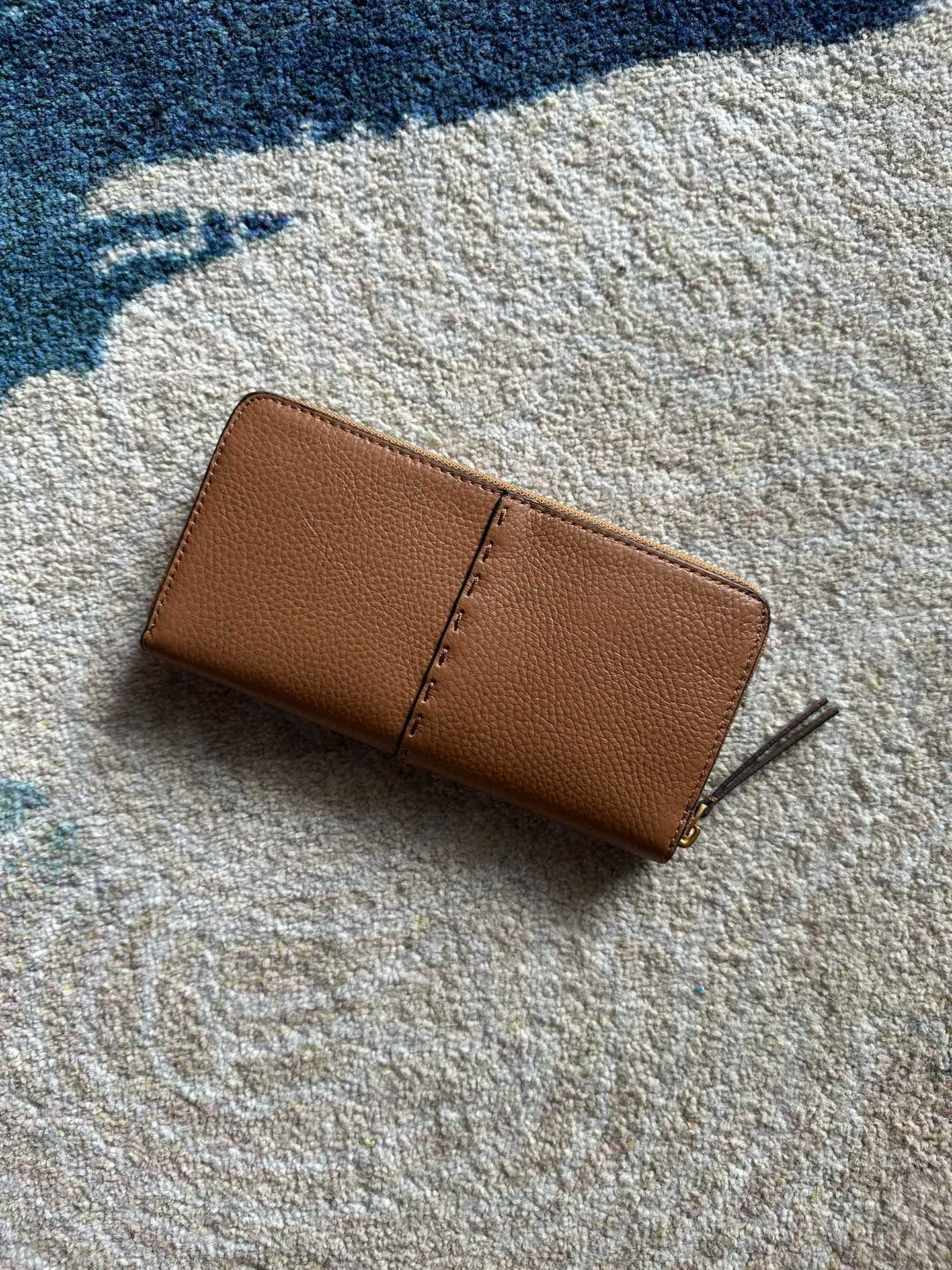 Tory Burch ～Tory Burch McGraw 荔枝纹小牛皮拉链钱包，手工缝线工艺，凸显设计感