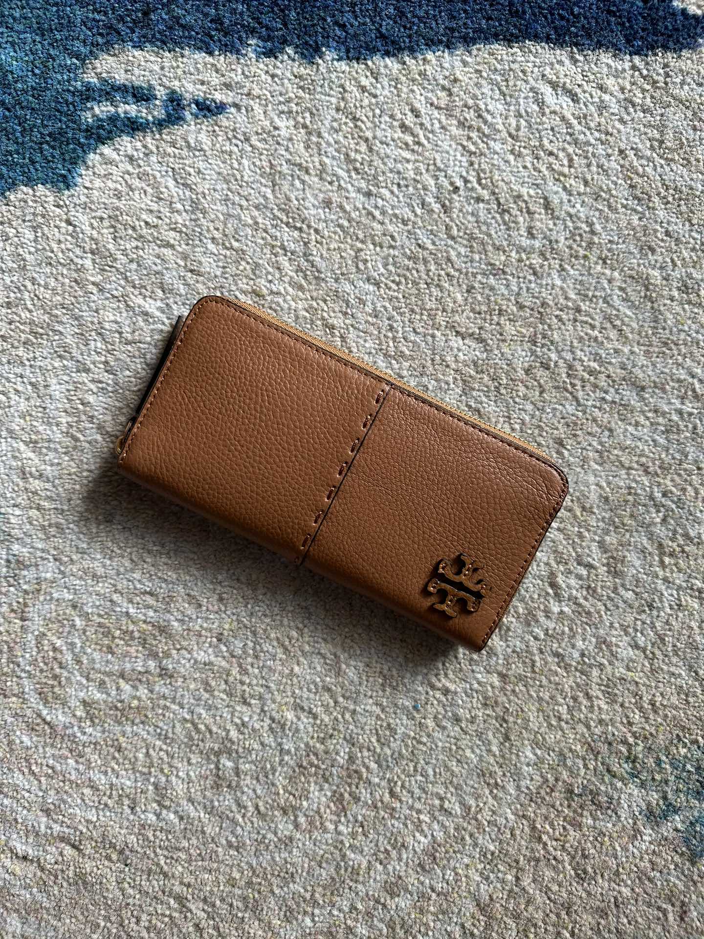 Tory Burch ～Tory Burch McGraw 荔枝纹小牛皮拉链钱包，手工缝线工艺，凸显设计感