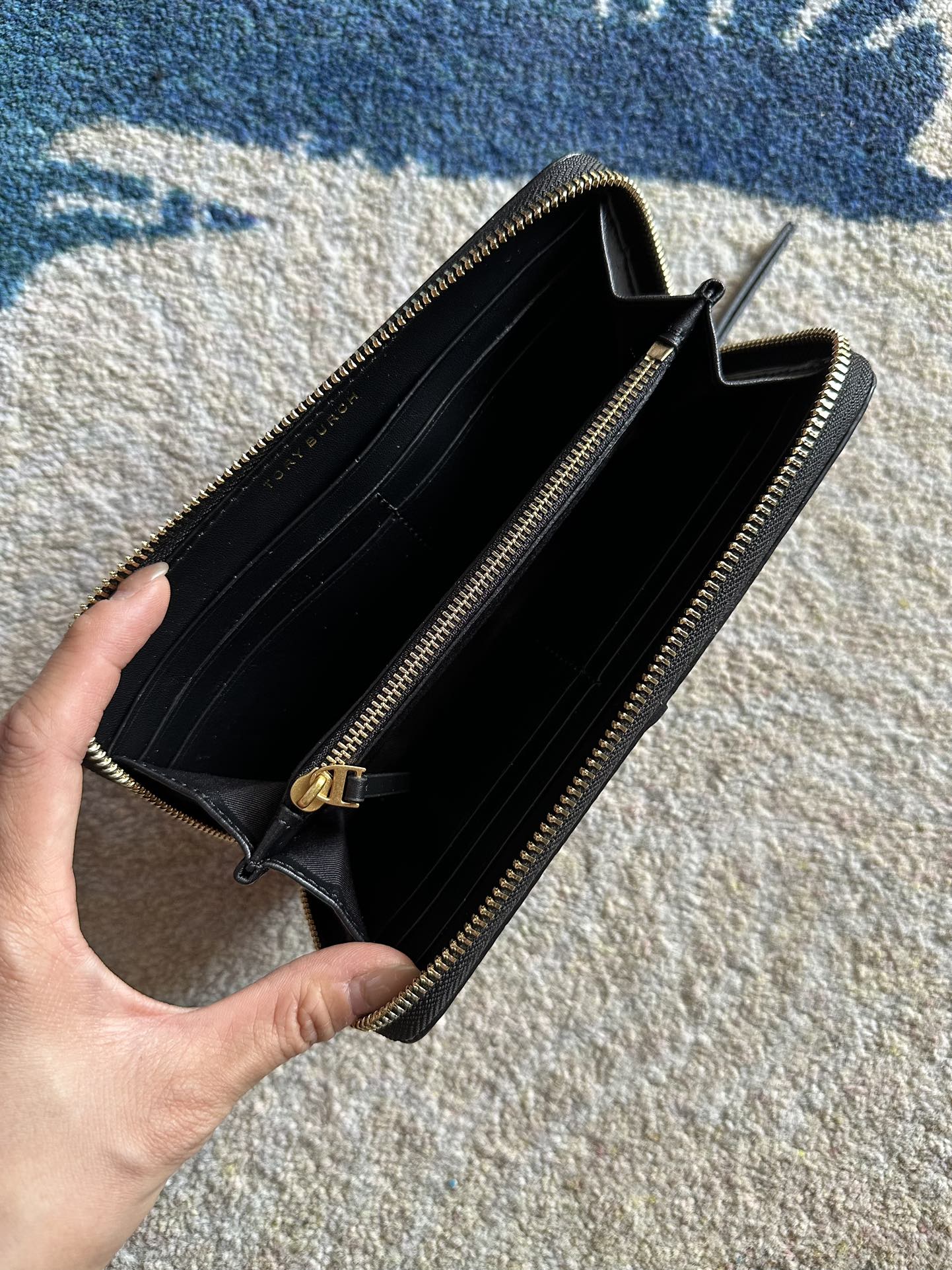 Tory Burch ～Tory Burch McGraw 荔枝纹小牛皮拉链钱包，手工缝线工艺，凸显设计感
