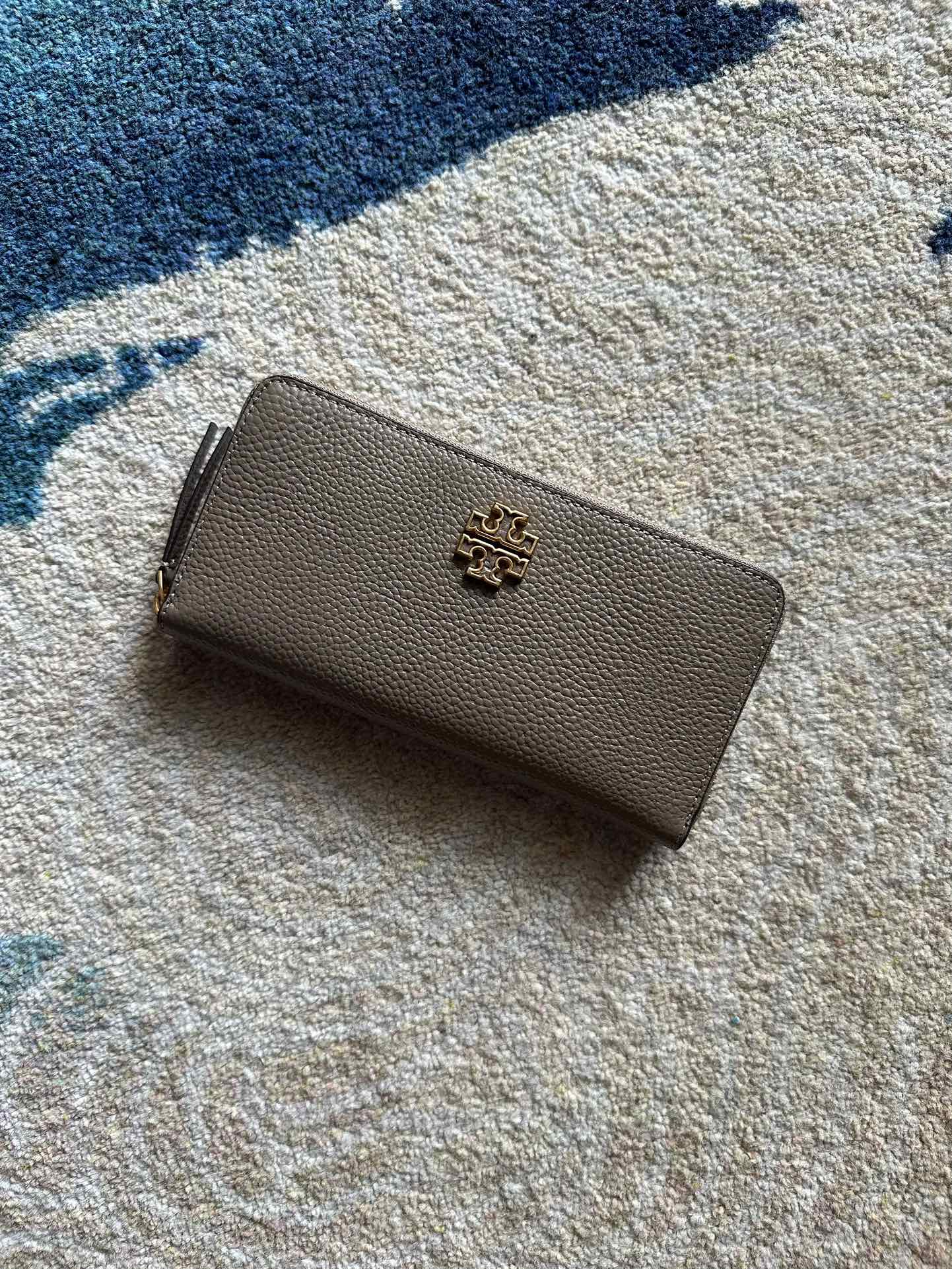 Tory Burch ～Tory Burch Britten 长款拉链钱包 荔枝纹全皮 颗粒感十足 柔软舒适