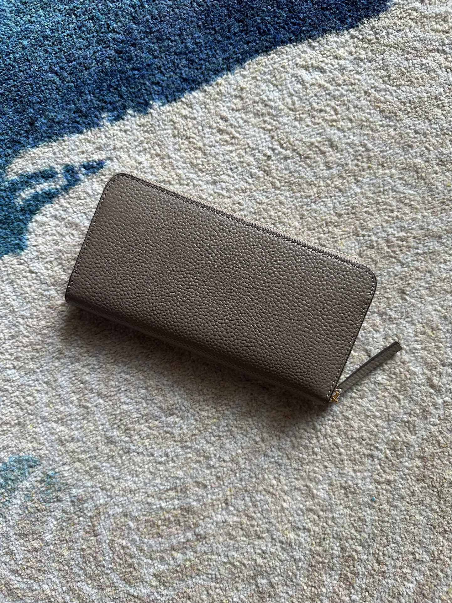 Tory Burch ～Tory Burch Britten 长款拉链钱包 荔枝纹全皮 颗粒感十足 柔软舒适
