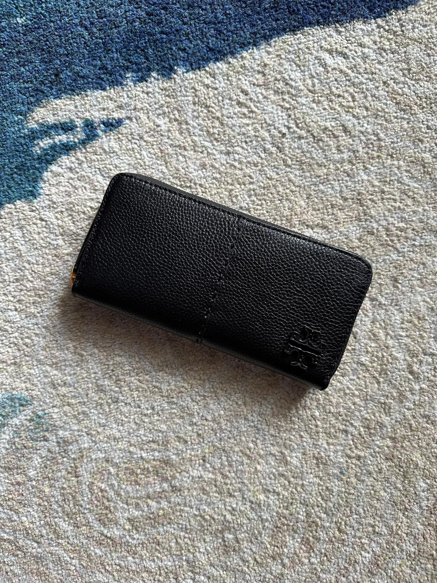 Tory Burch ～Tory Burch McGraw 荔枝纹小牛皮拉链钱包，手工缝线工艺，凸显设计感