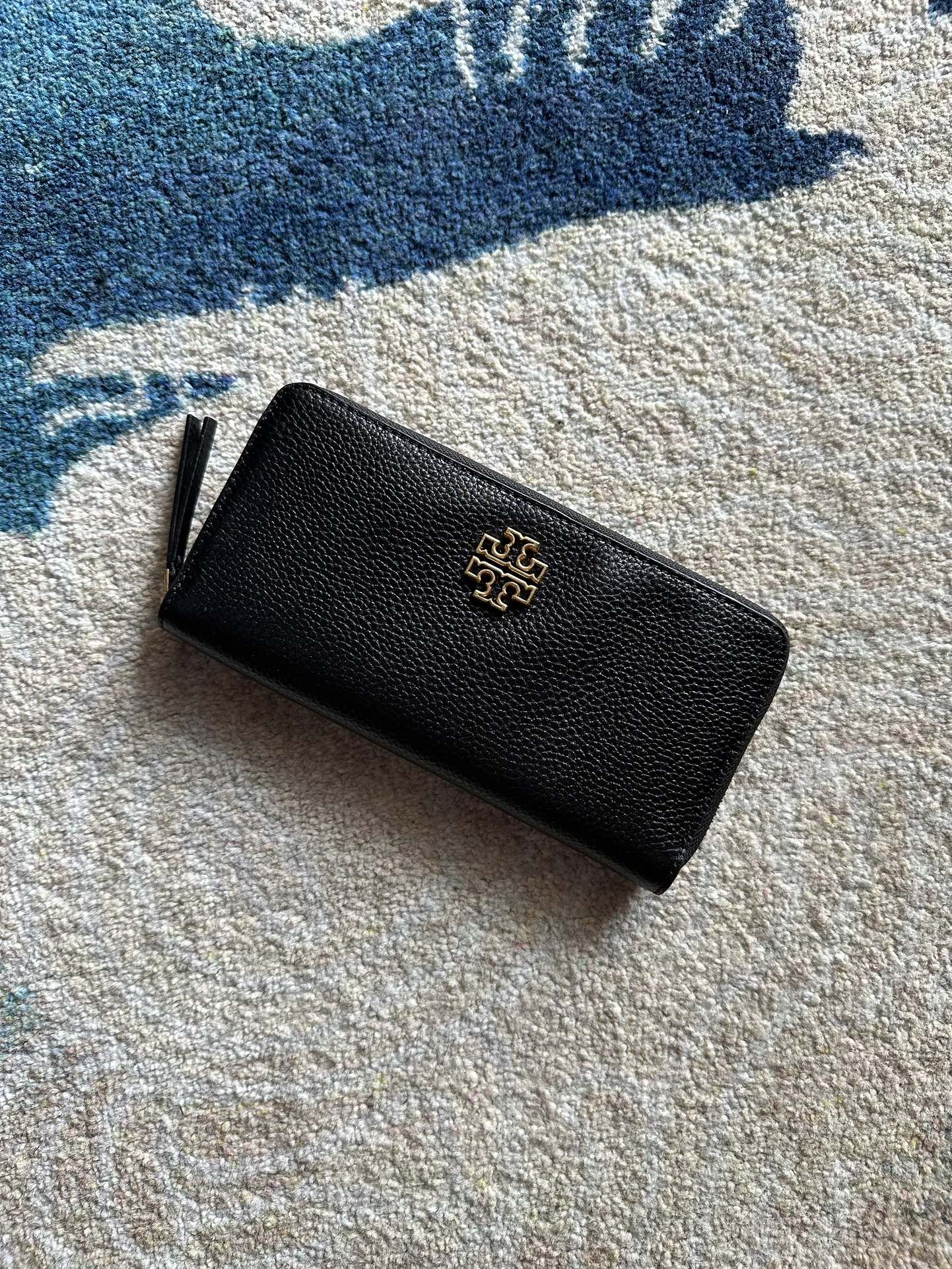 Tory Burch ～Tory Burch Britten 长款拉链钱包 荔枝纹全皮 颗粒感十足 柔软舒适