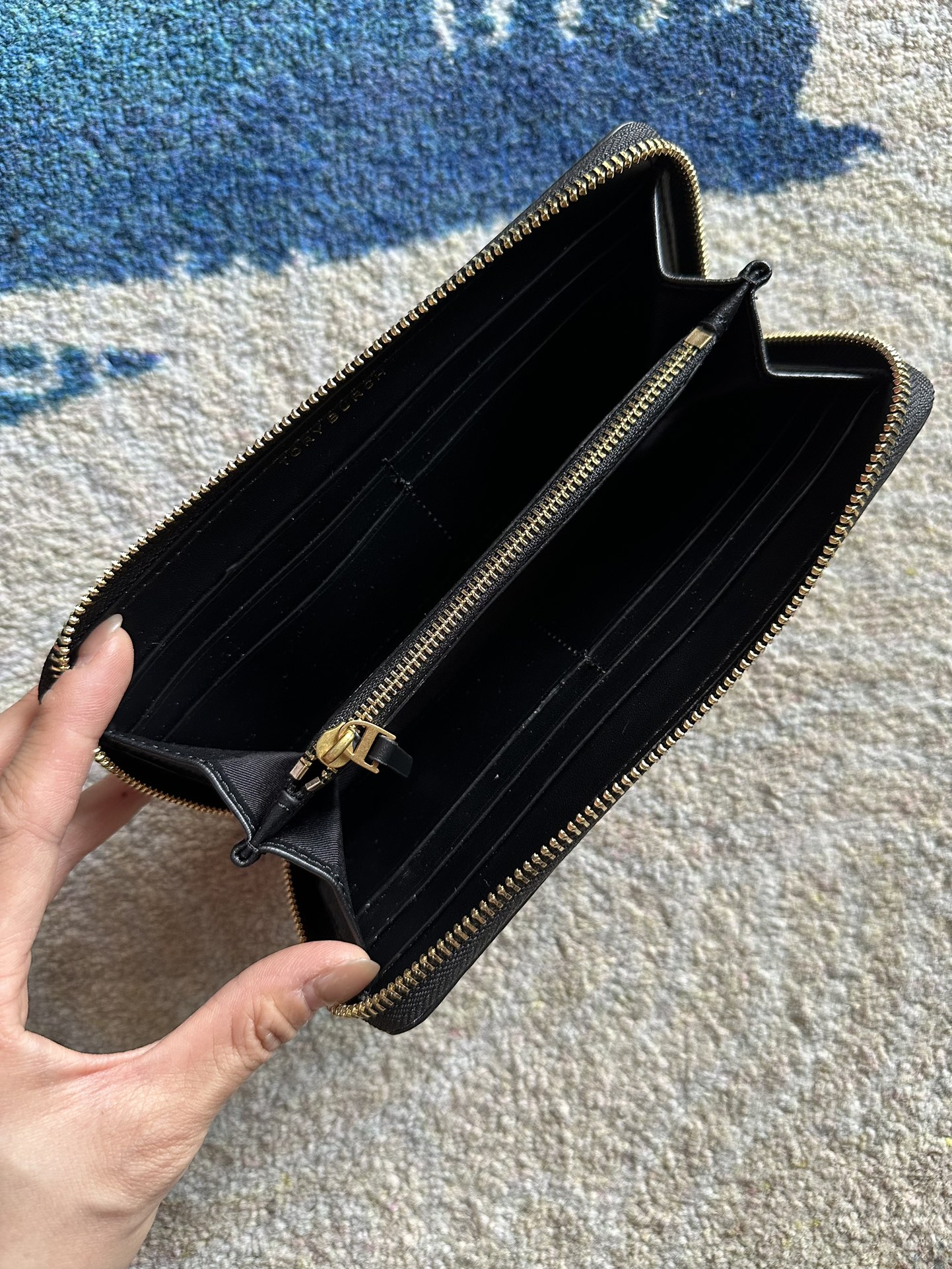 Tory Burch ～Tory Burch Britten 长款拉链钱包 荔枝纹全皮 颗粒感十足 柔软舒适