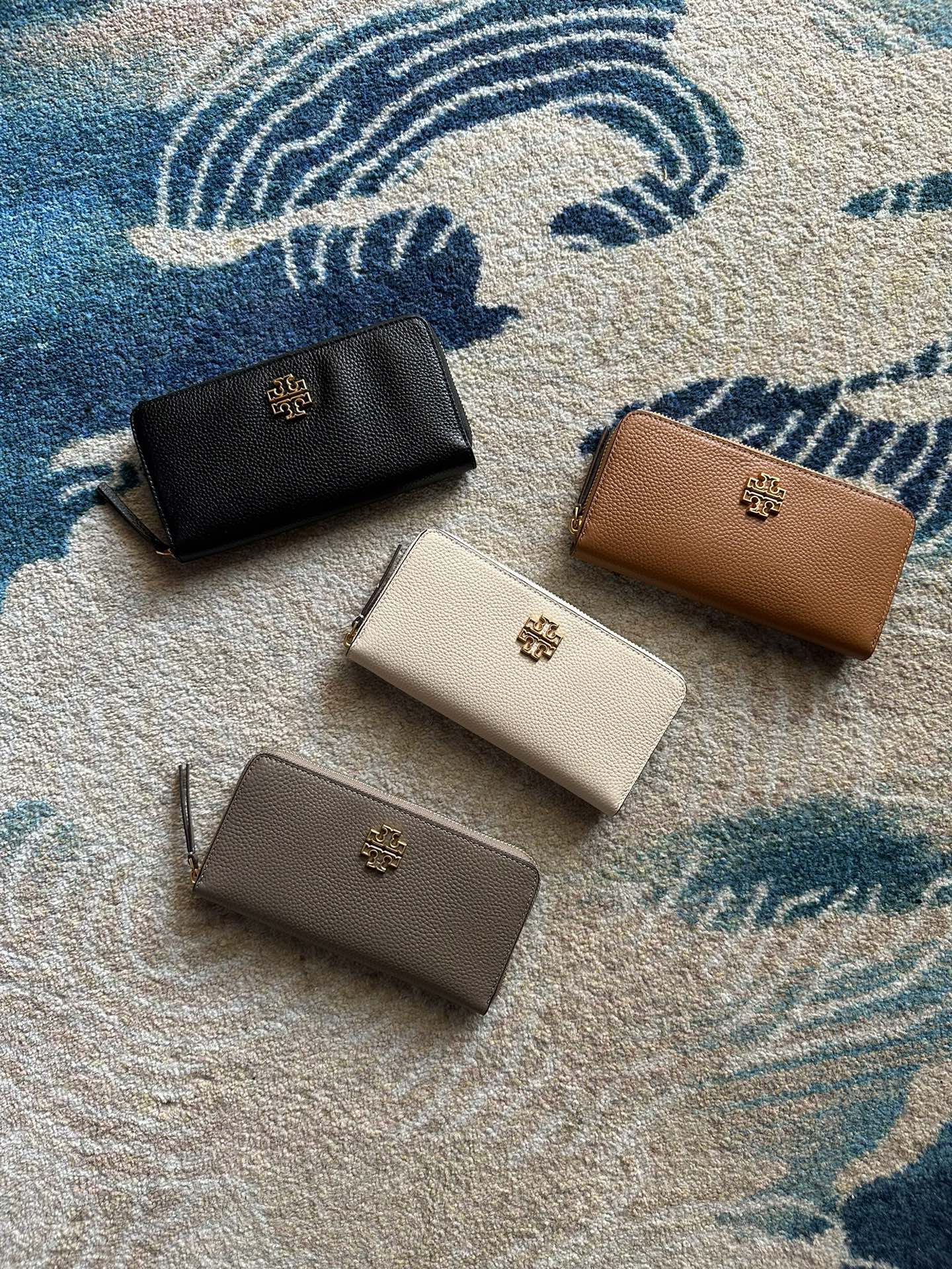 Tory Burch ～Tory Burch Britten 长款拉链钱包 荔枝纹全皮 颗粒感十足 柔软舒适