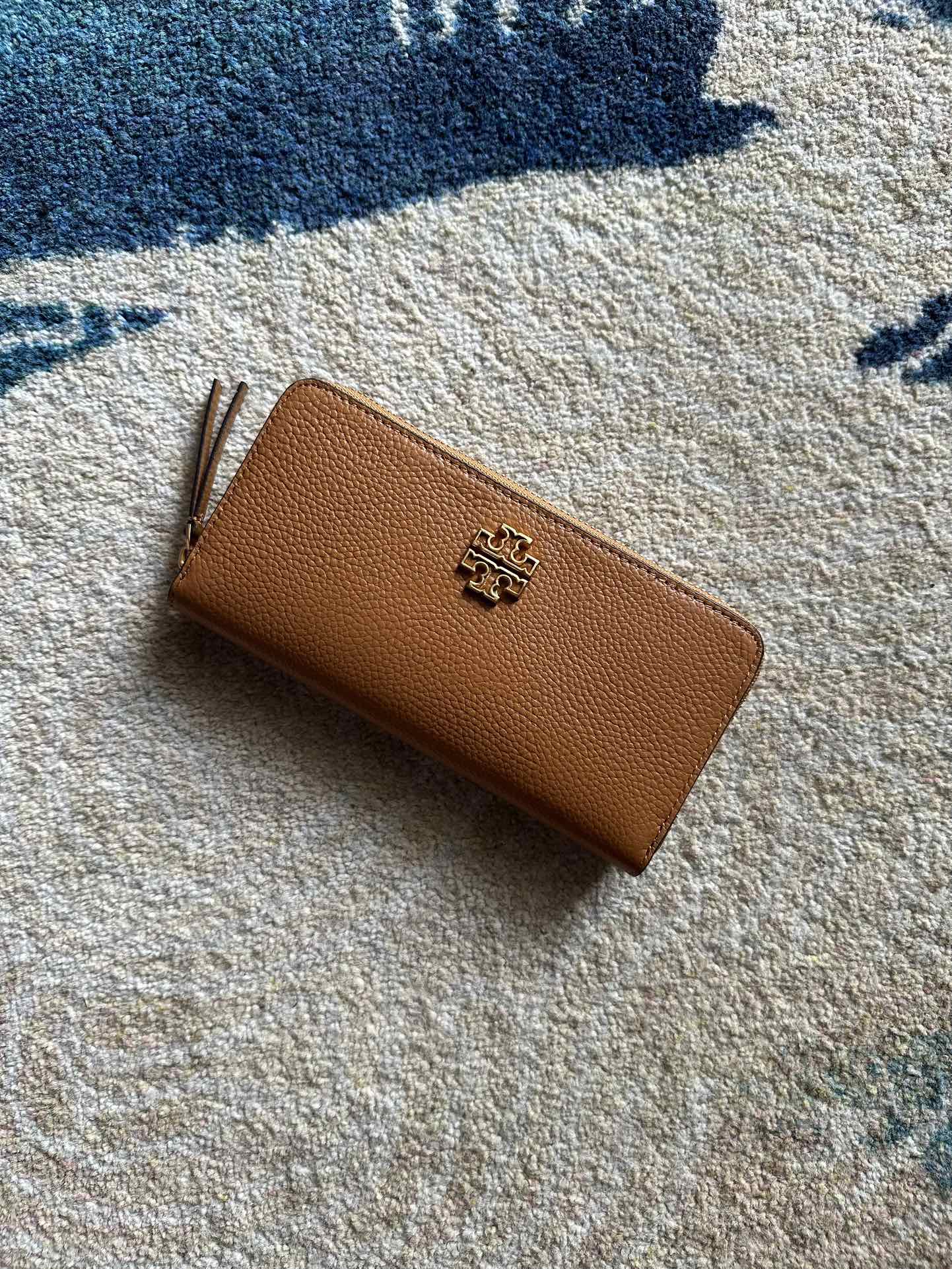 Tory Burch ～Tory Burch Britten 长款拉链钱包 荔枝纹全皮 颗粒感十足 柔软舒适