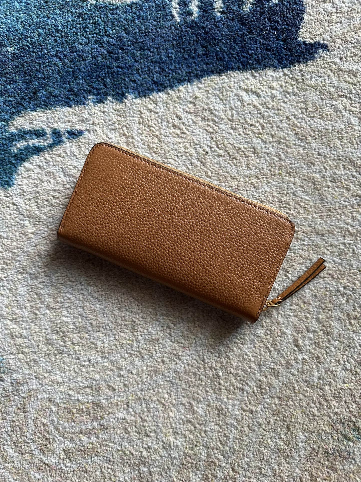 Tory Burch ～Tory Burch Britten 长款拉链钱包 荔枝纹全皮 颗粒感十足 柔软舒适