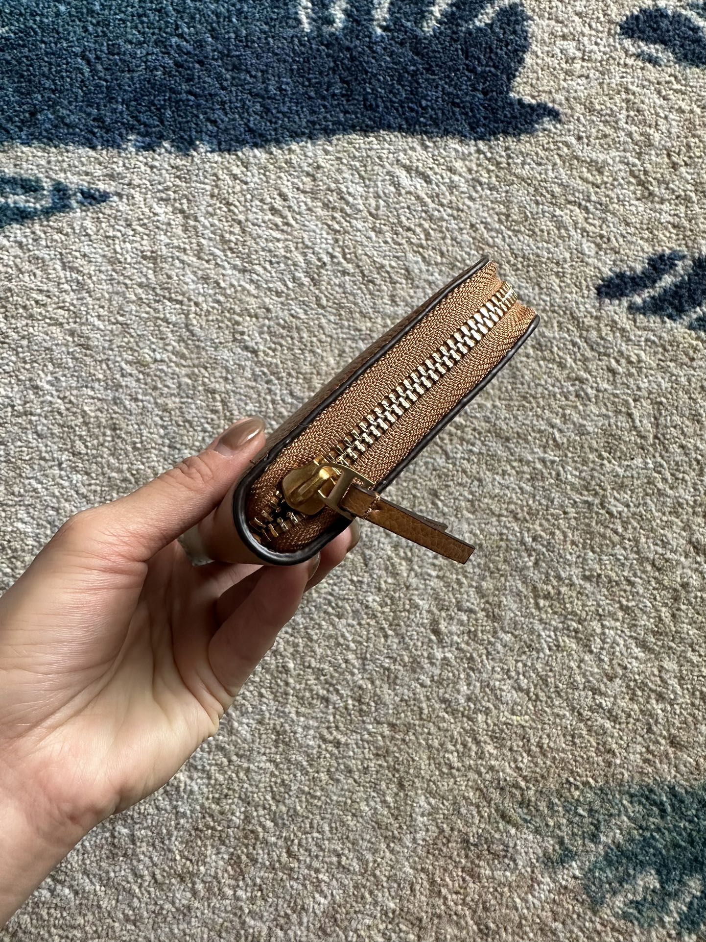 Tory Burch ～Tory Burch Britten 长款拉链钱包 荔枝纹全皮 颗粒感十足 柔软舒适