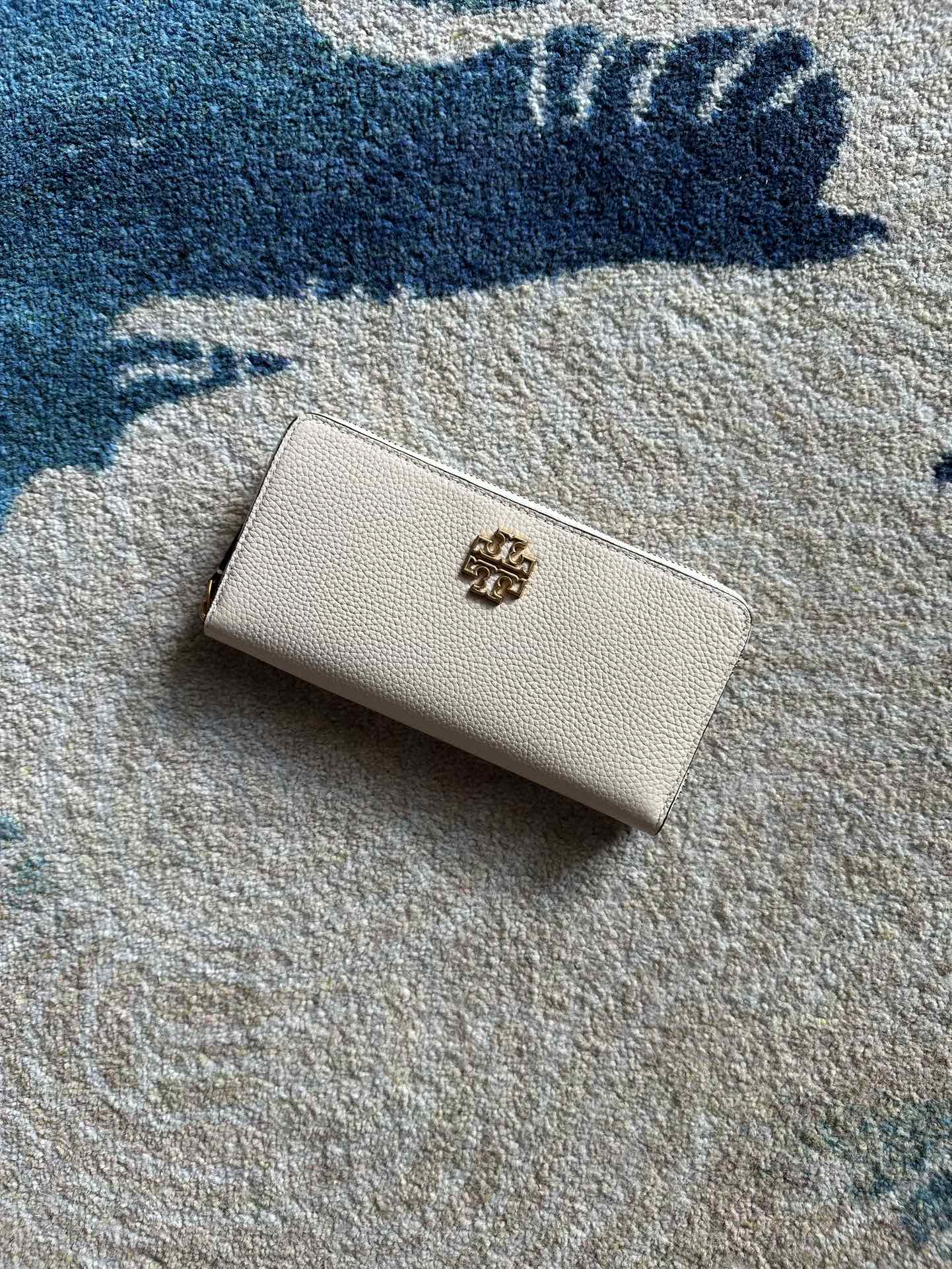 Tory Burch ～Tory Burch Britten 长款拉链钱包 荔枝纹全皮 颗粒感十足 柔软舒适