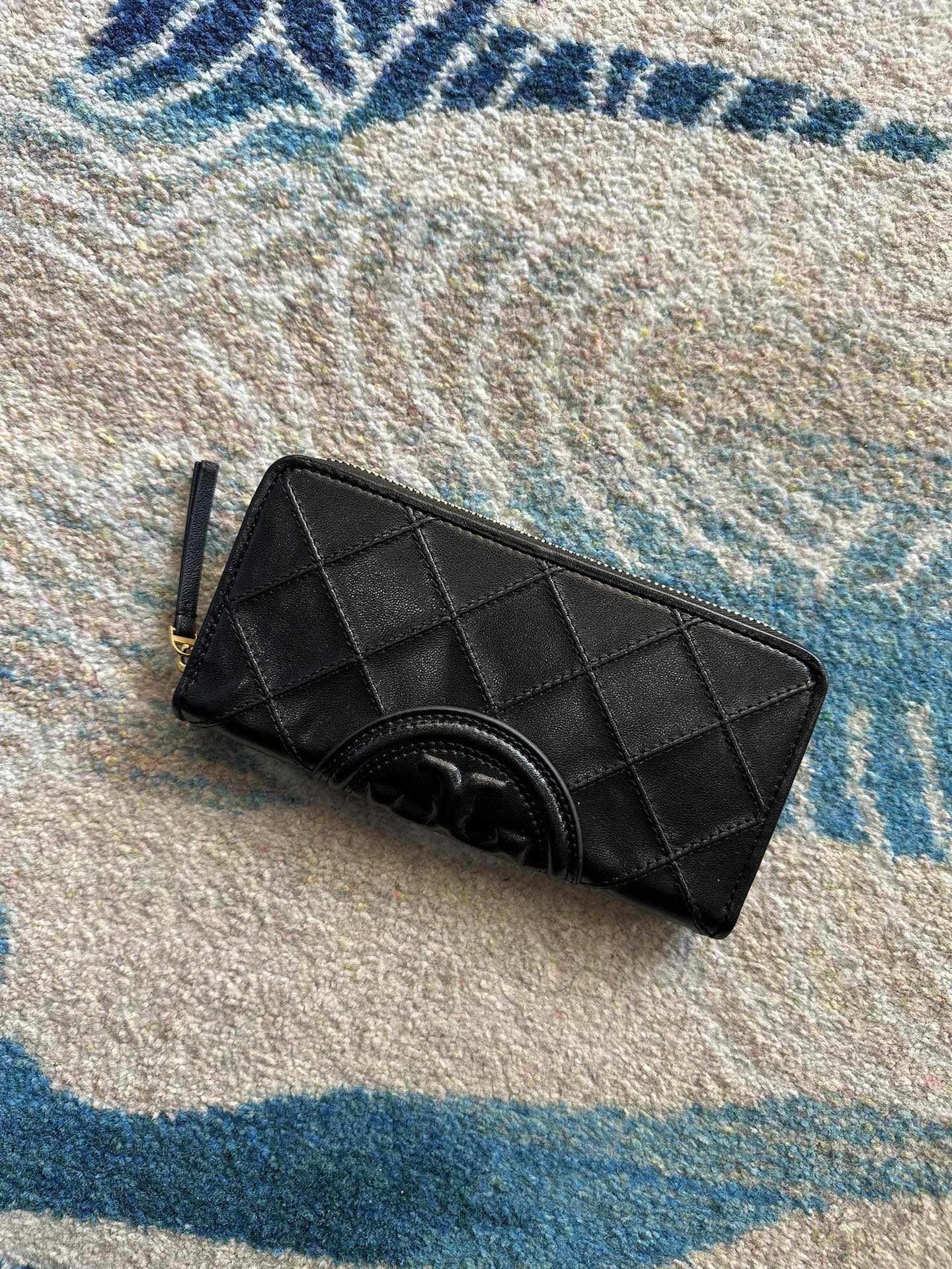 Tory Burch ～Tory Burch Fleming 长款拉链钱包 小羊皮材质 质感细腻柔软 浮雕logo