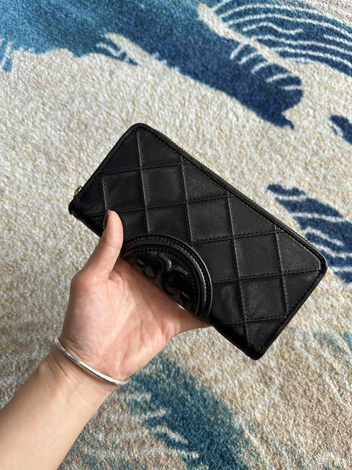 Tory Burch ～Tory Burch Fleming 长款拉链钱包 小羊皮材质 质感细腻柔软 浮雕logo