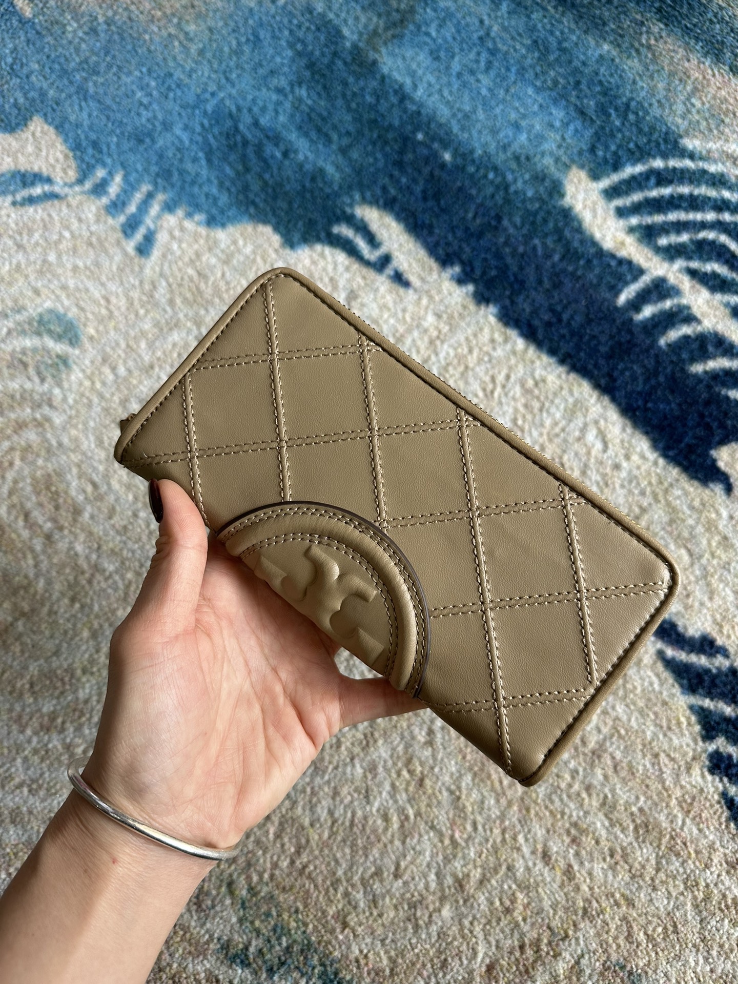 Tory Burch ～Tory Burch Fleming 长款拉链钱包 小羊皮材质 质感细腻柔软 浮雕logo