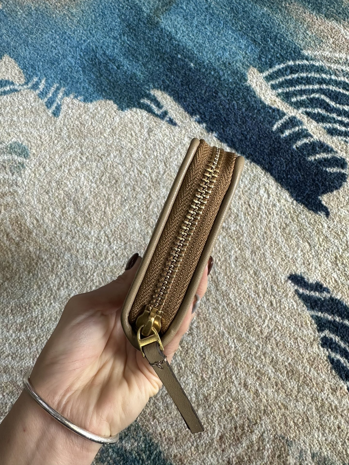 Tory Burch ～Tory Burch Fleming 长款拉链钱包 小羊皮材质 质感细腻柔软 浮雕logo