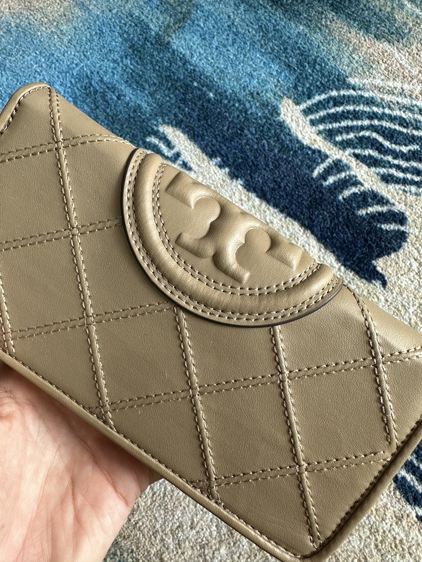 Tory Burch ～Tory Burch Fleming 长款拉链钱包 小羊皮材质 质感细腻柔软 浮雕logo