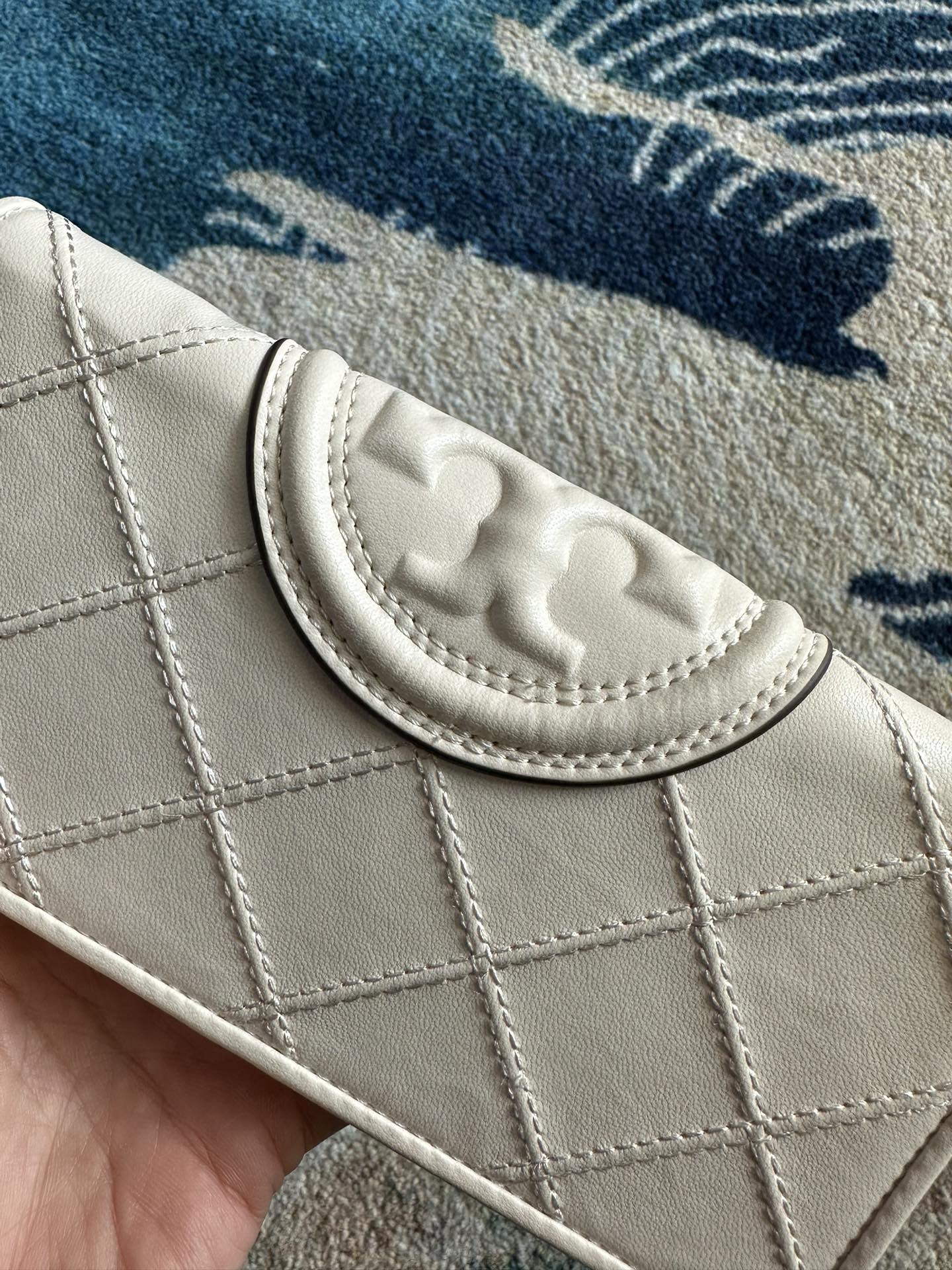 Tory Burch ～Tory Burch Fleming 长款拉链钱包 小羊皮材质 质感细腻柔软 浮雕logo