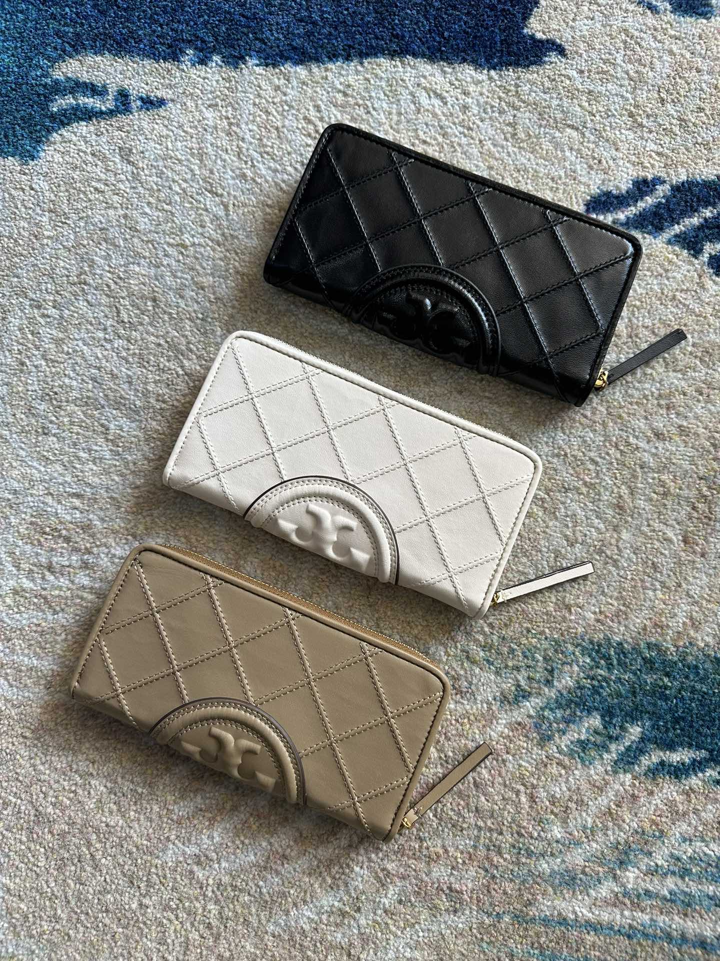 Tory Burch ～Tory Burch Fleming 长款拉链钱包 小羊皮材质 质感细腻柔软 浮雕logo