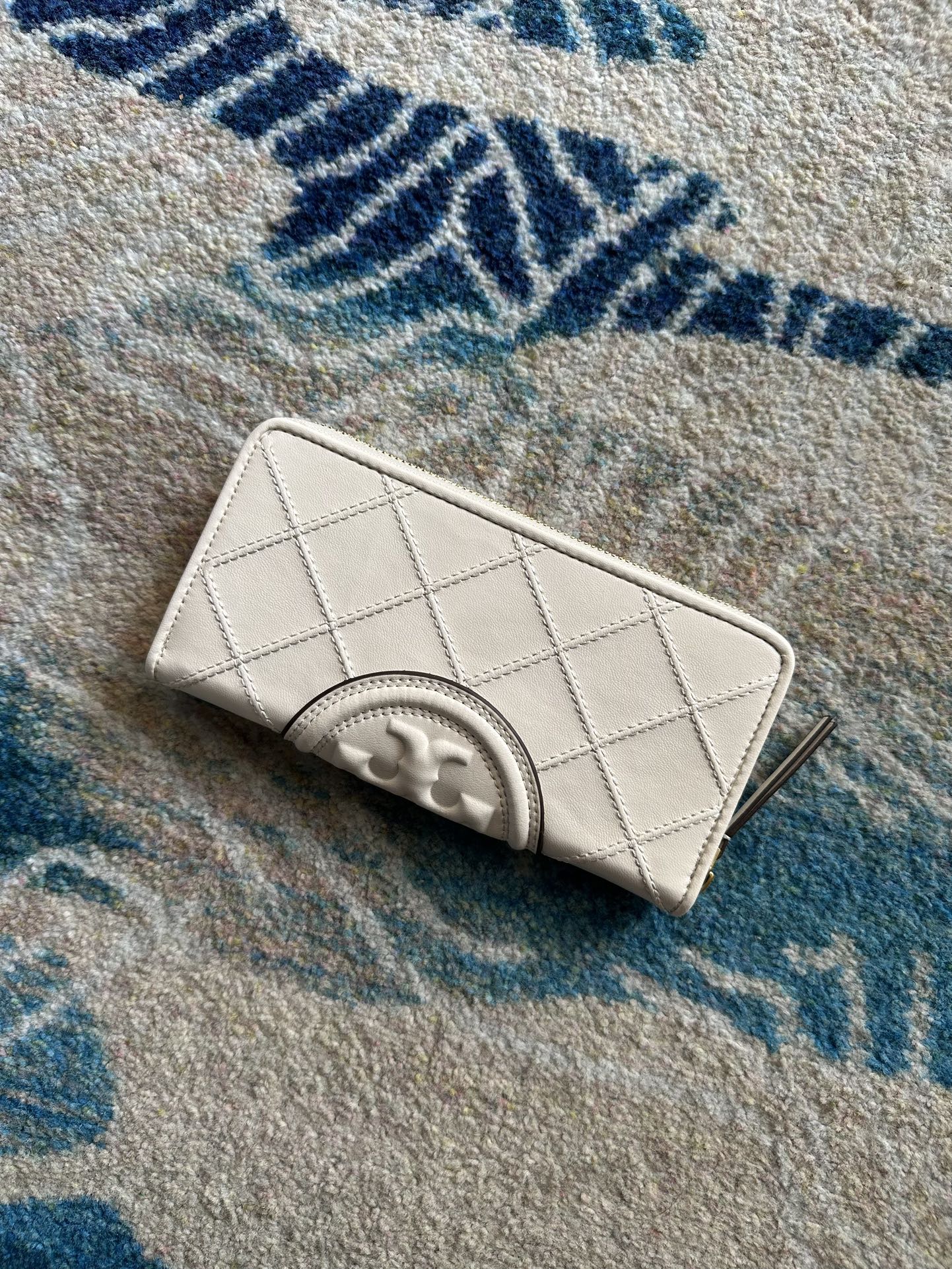 Tory Burch ～Tory Burch Fleming 长款拉链钱包 小羊皮材质 质感细腻柔软 浮雕logo