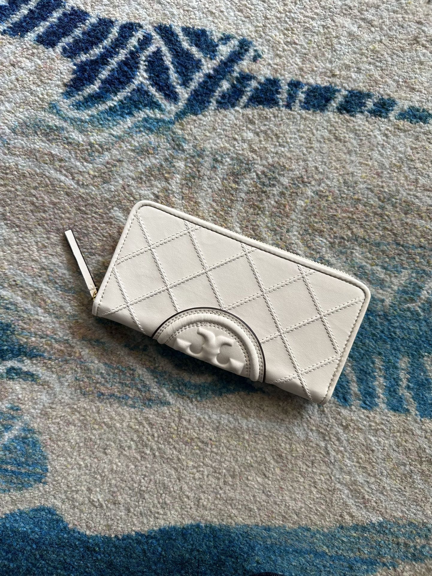 Tory Burch ～Tory Burch Fleming 长款拉链钱包 小羊皮材质 质感细腻柔软 浮雕logo