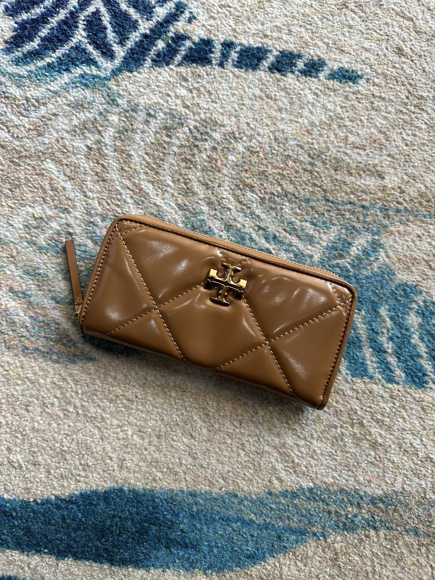 Tory Burch ～Tory Burch Kira 菱格绣花女士钱包 纳帕皮革 拉链闭合 2个内部钞票口袋