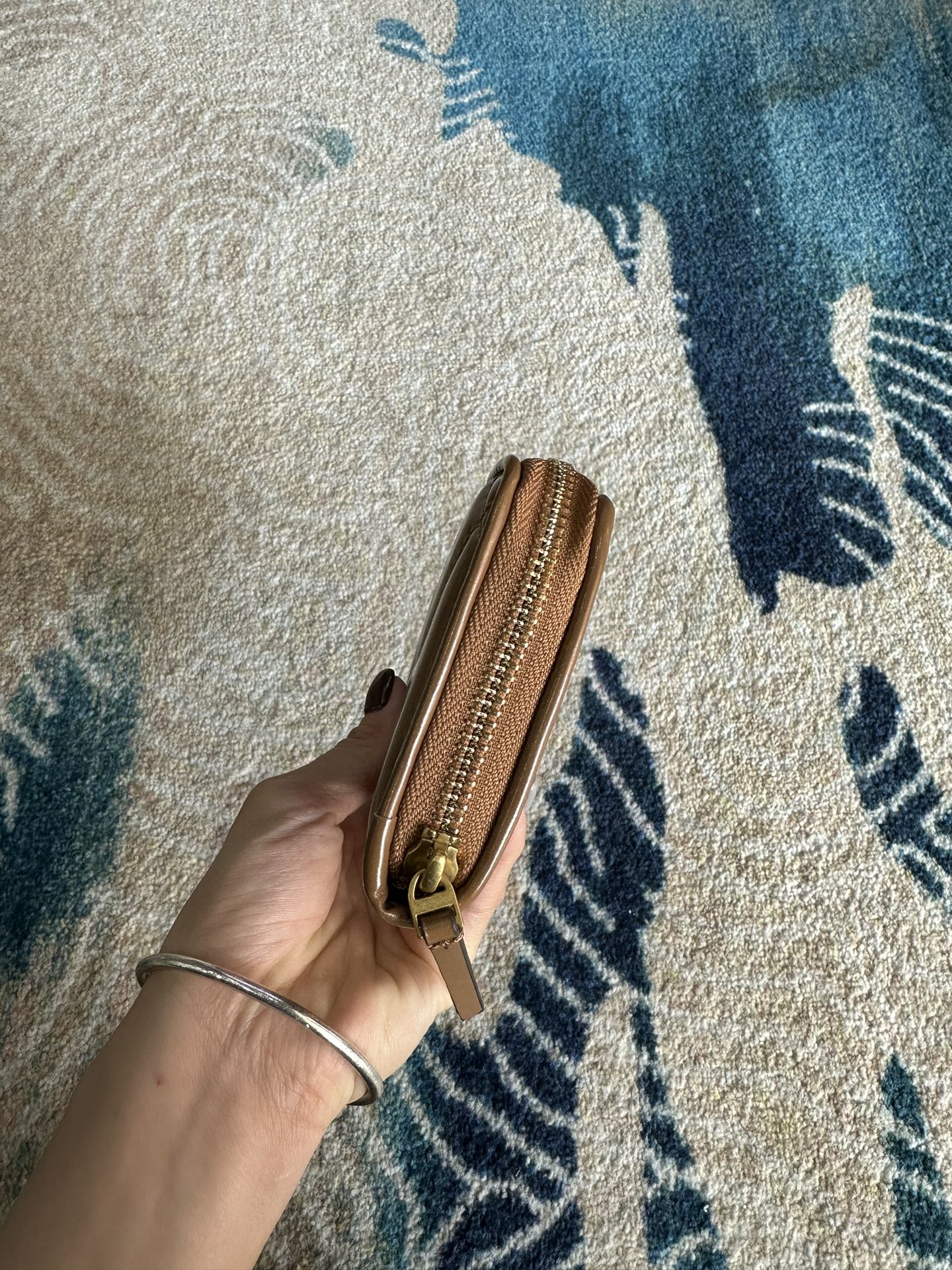 Tory Burch ～Tory Burch Kira 菱格绣花女士钱包 纳帕皮革 拉链闭合 2个内部钞票口袋