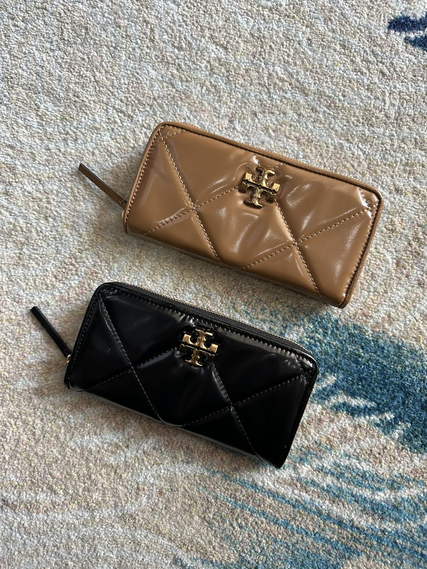 Tory Burch ～Tory Burch Kira 菱格绣花女士钱包 纳帕皮革 拉链闭合 2个内部钞票口袋