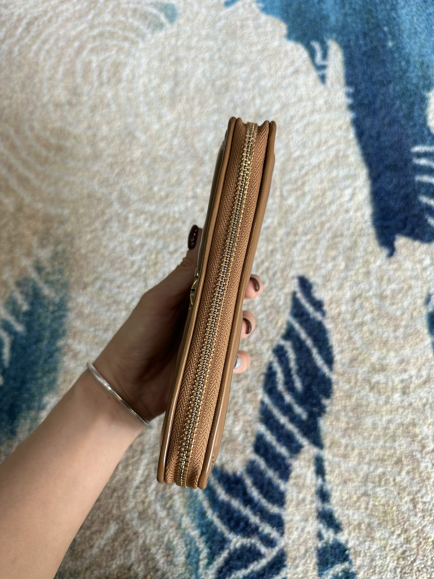 Tory Burch ～Tory Burch Kira 菱格绣花女士钱包 纳帕皮革 拉链闭合 2个内部钞票口袋