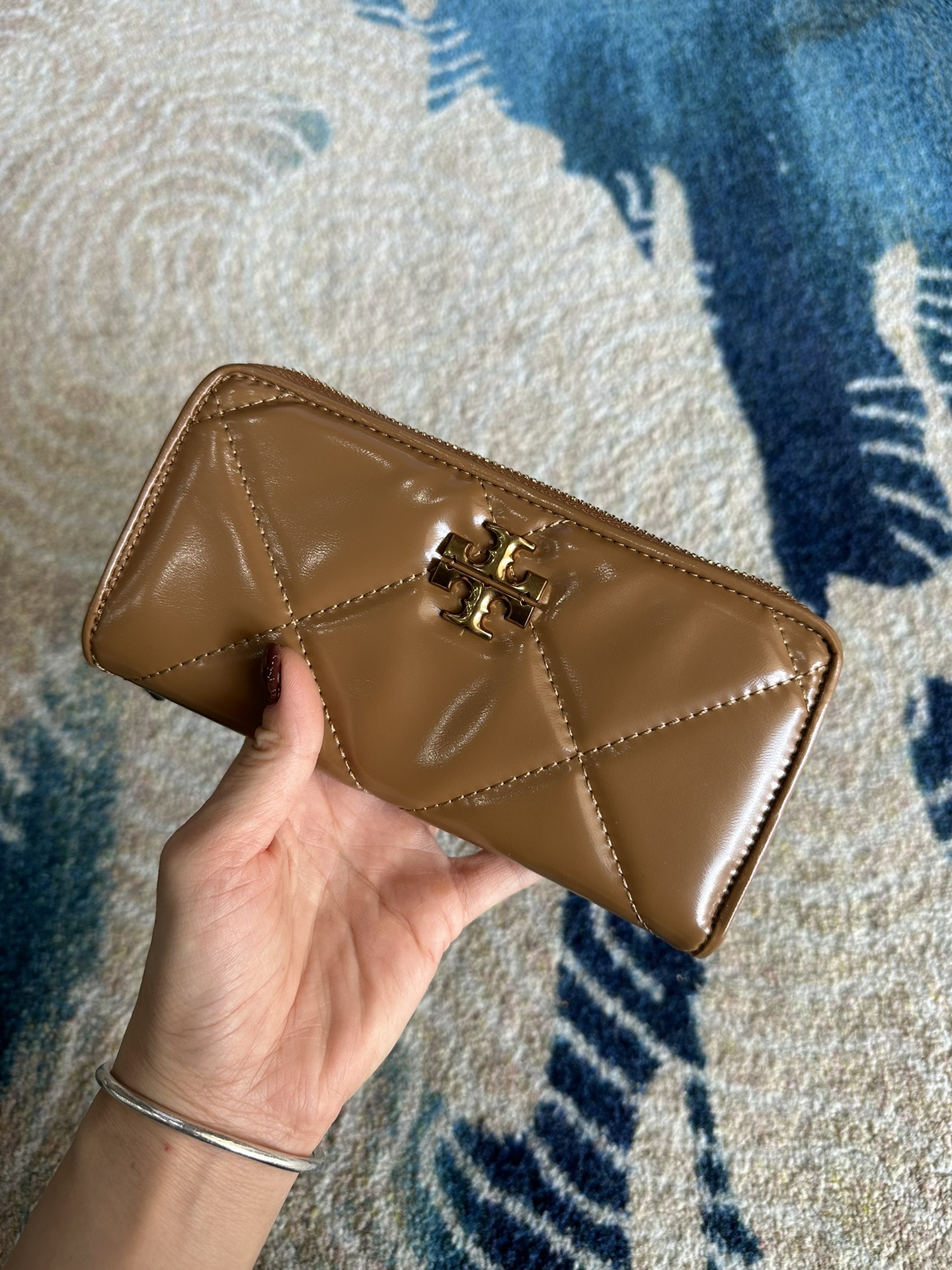 Tory Burch ～Tory Burch Kira 菱格绣花女士钱包 纳帕皮革 拉链闭合 2个内部钞票口袋