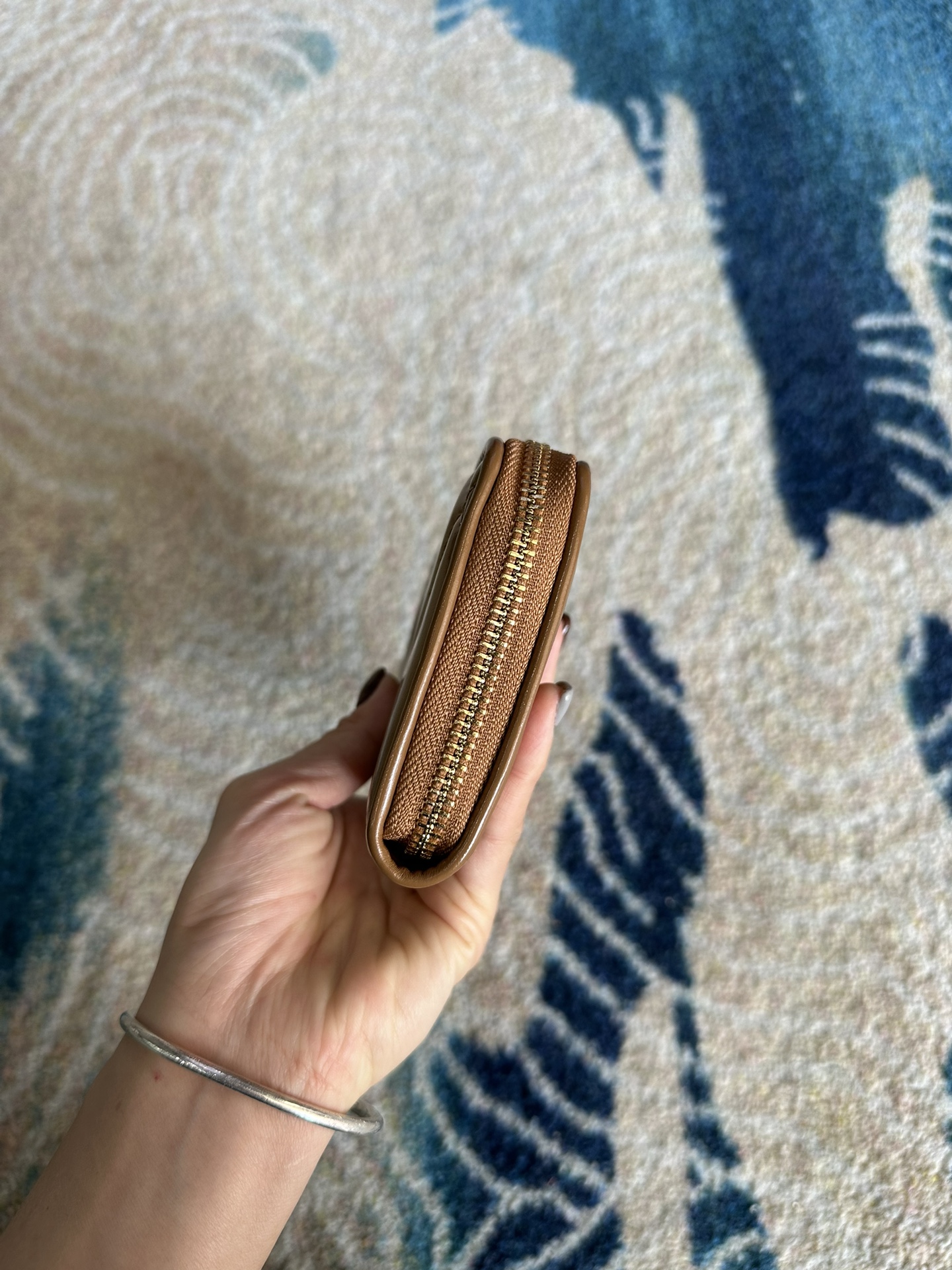 Tory Burch ～Tory Burch Kira 菱格绣花女士钱包 纳帕皮革 拉链闭合 2个内部钞票口袋