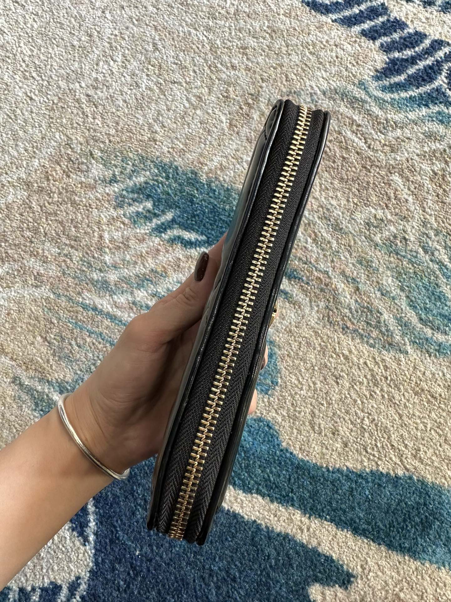 Tory Burch ～Tory Burch Kira 菱格绣花女士钱包 纳帕皮革 拉链闭合 2个内部钞票口袋