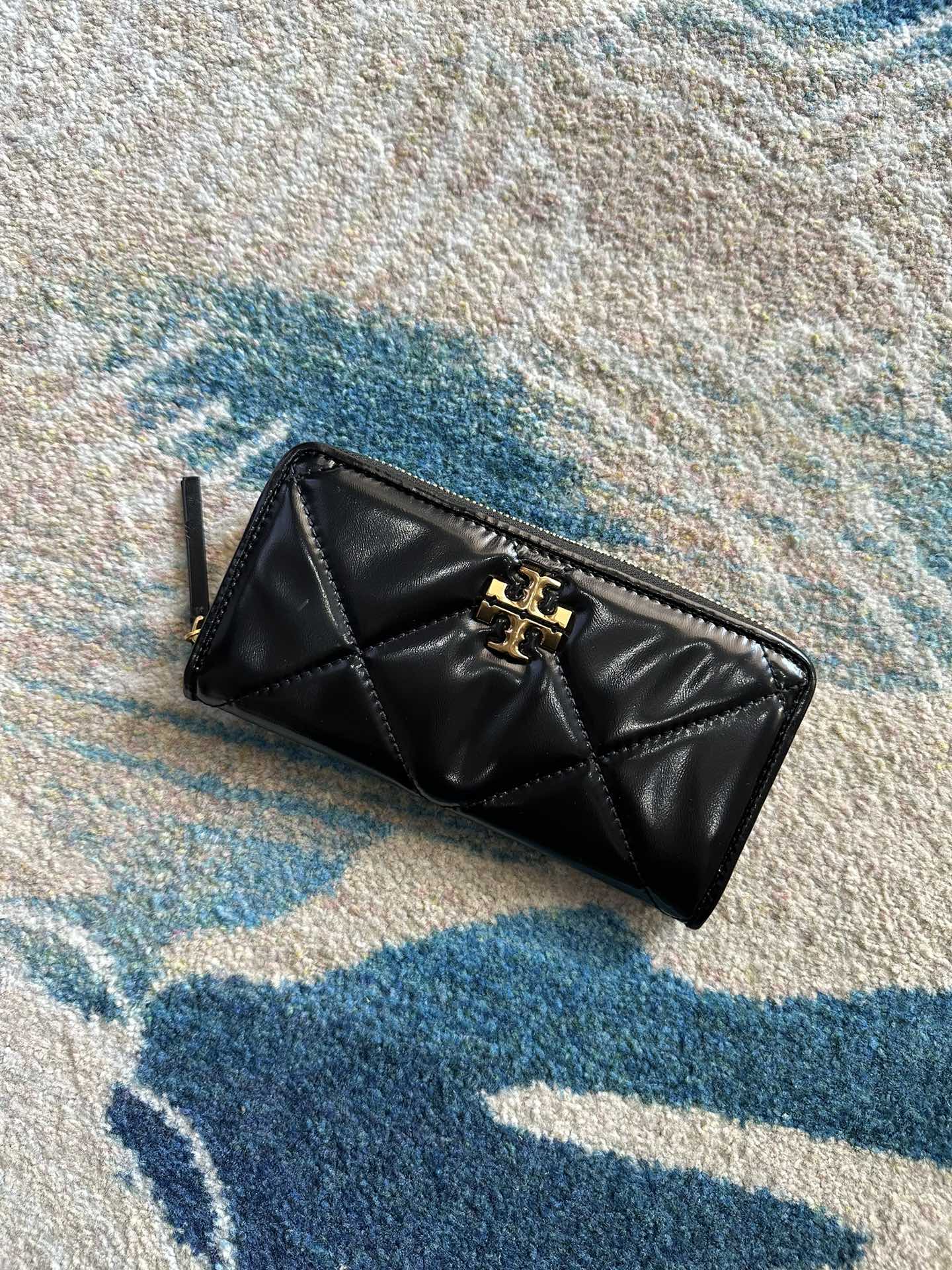 Tory Burch ～Tory Burch Kira 菱格绣花女士钱包 纳帕皮革 拉链闭合 2个内部钞票口袋