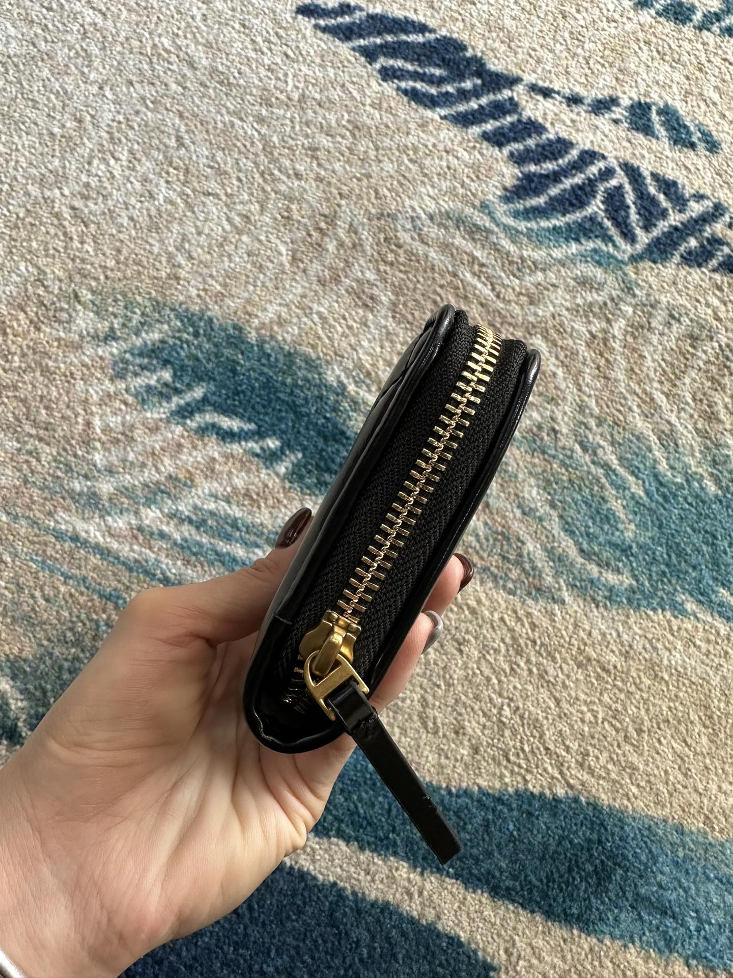 Tory Burch ～Tory Burch Kira 菱格绣花女士钱包 纳帕皮革 拉链闭合 2个内部钞票口袋