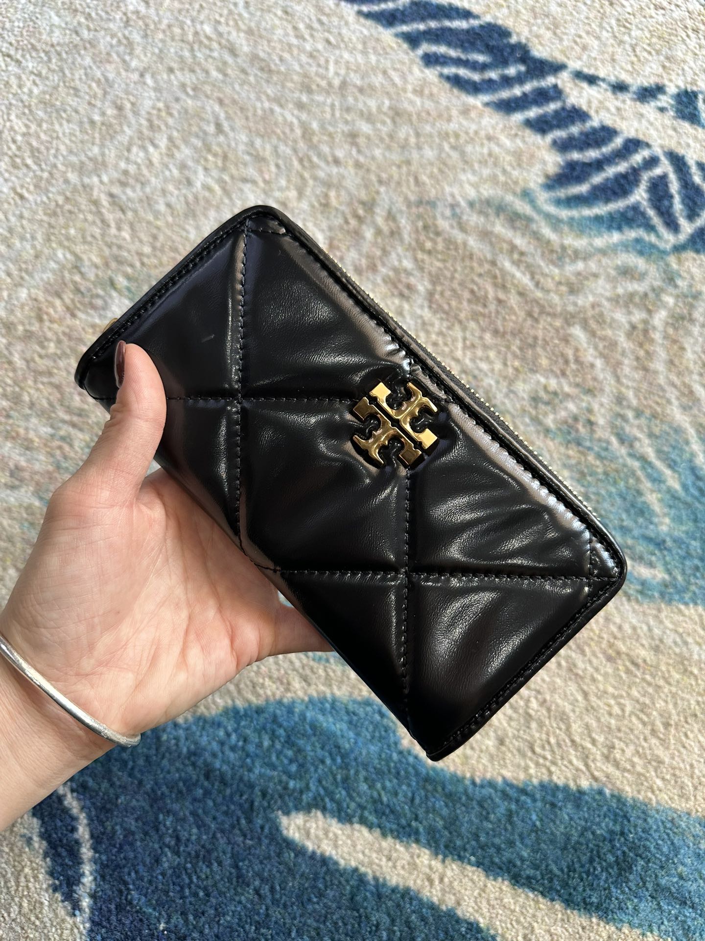 Tory Burch ～Tory Burch Kira 菱格绣花女士钱包 纳帕皮革 拉链闭合 2个内部钞票口袋