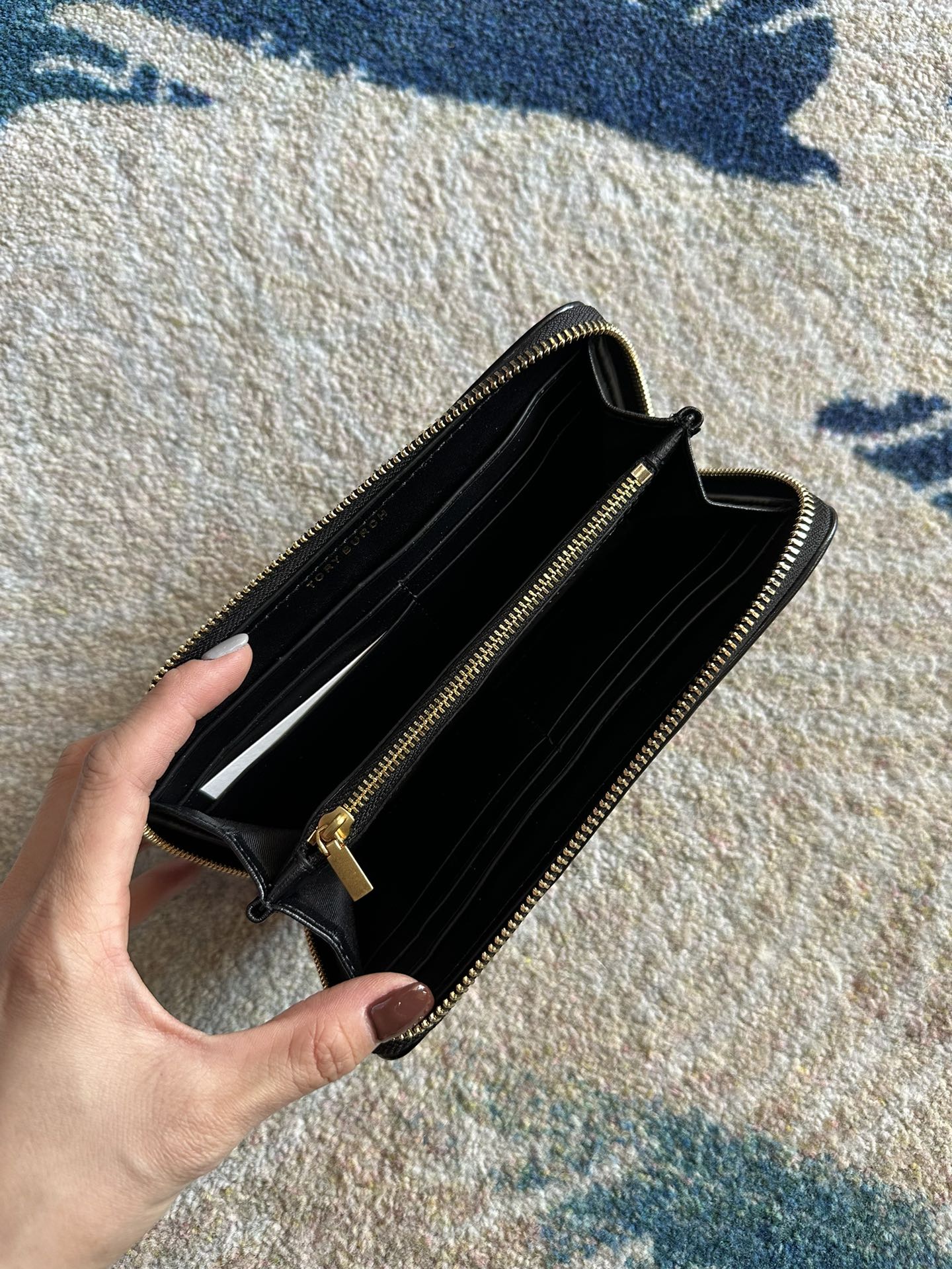 Tory Burch ～Tory Burch Kira 菱格绣花女士钱包 纳帕皮革 拉链闭合 2个内部钞票口袋