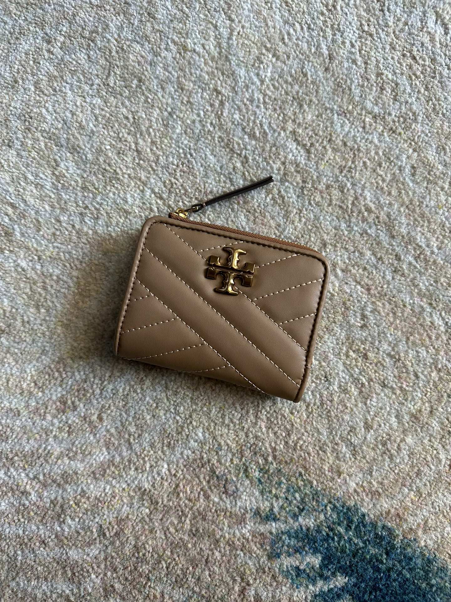 Tory Burch ～Tory Burch Kira 短款对折拉链钱包 立体菱格纹路 标志性立体金属logo