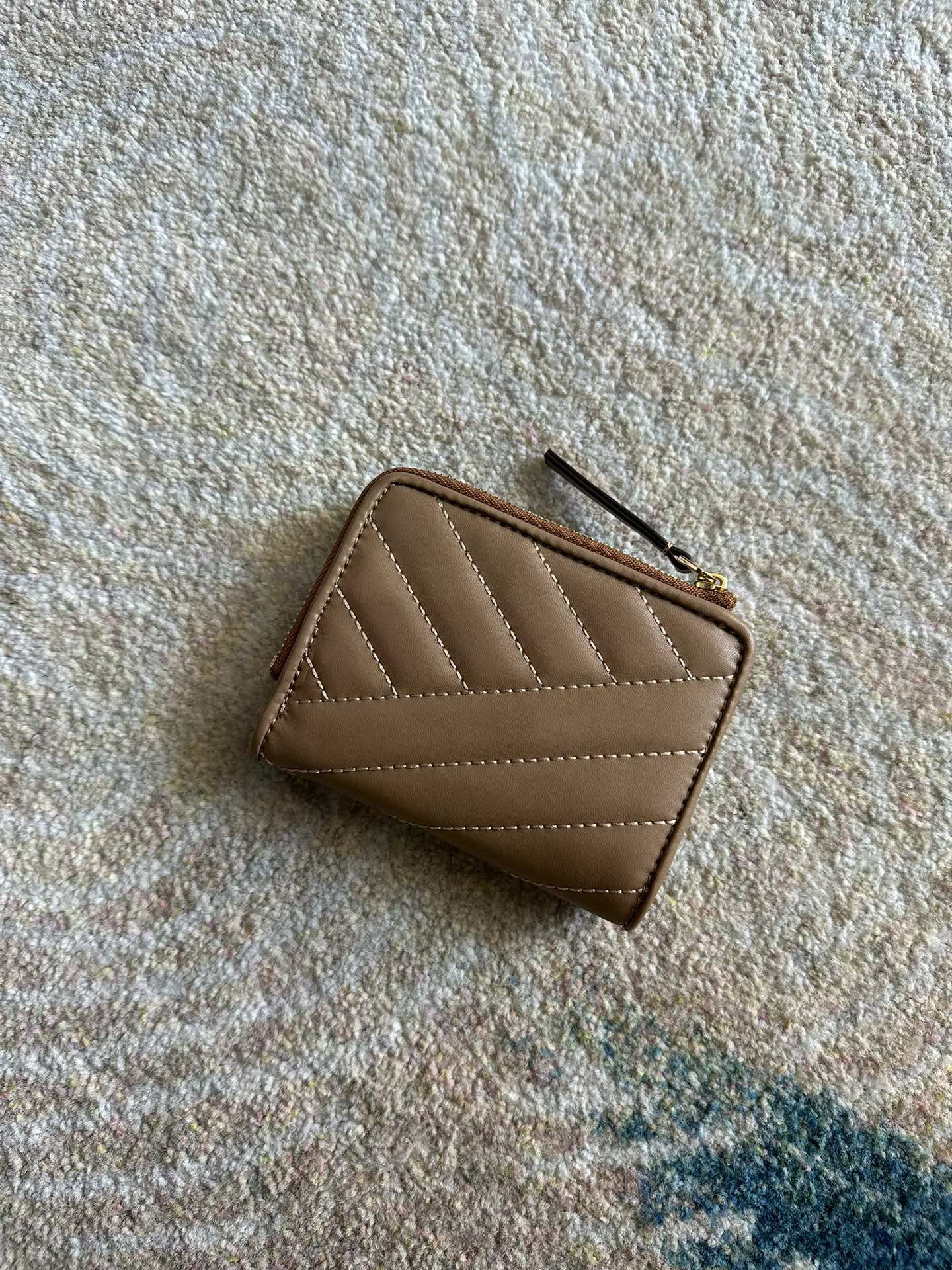 Tory Burch ～Tory Burch Kira 短款对折拉链钱包 立体菱格纹路 标志性立体金属logo