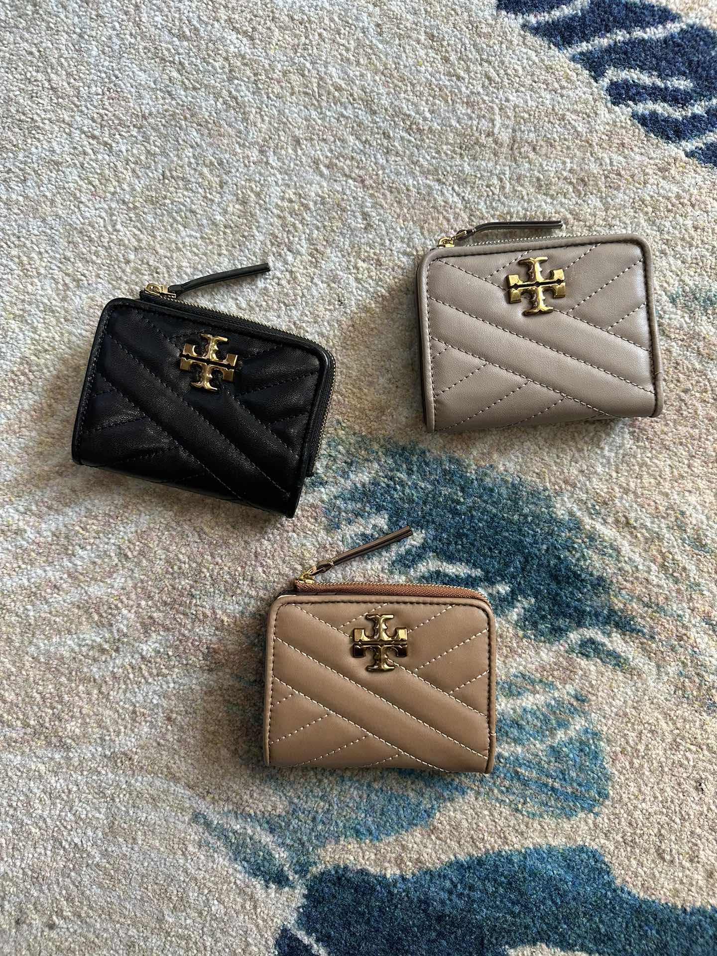 Tory Burch ～Tory Burch Kira 短款对折拉链钱包 立体菱格纹路 标志性立体金属logo