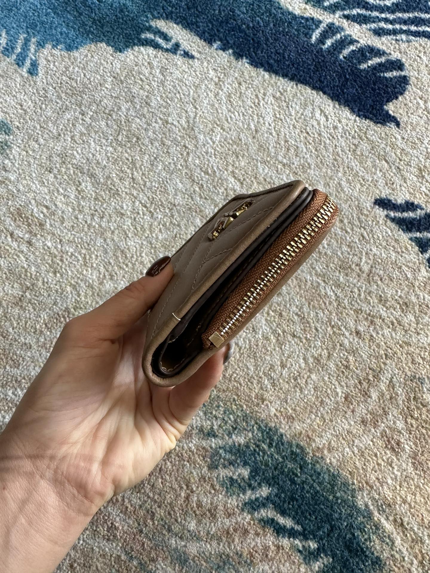 Tory Burch ～Tory Burch Kira 短款对折拉链钱包 立体菱格纹路 标志性立体金属logo