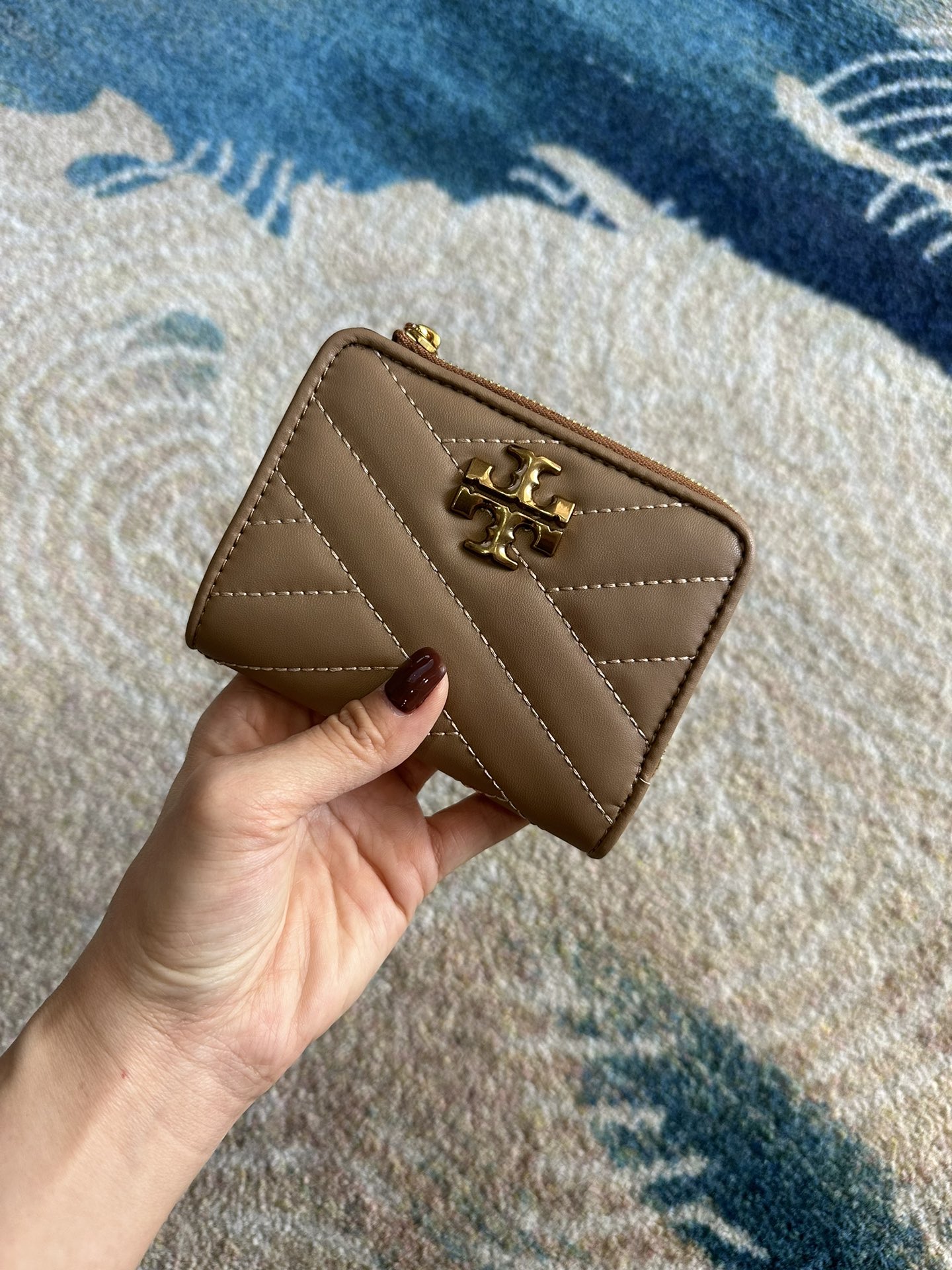 Tory Burch ～Tory Burch Kira 短款对折拉链钱包 立体菱格纹路 标志性立体金属logo