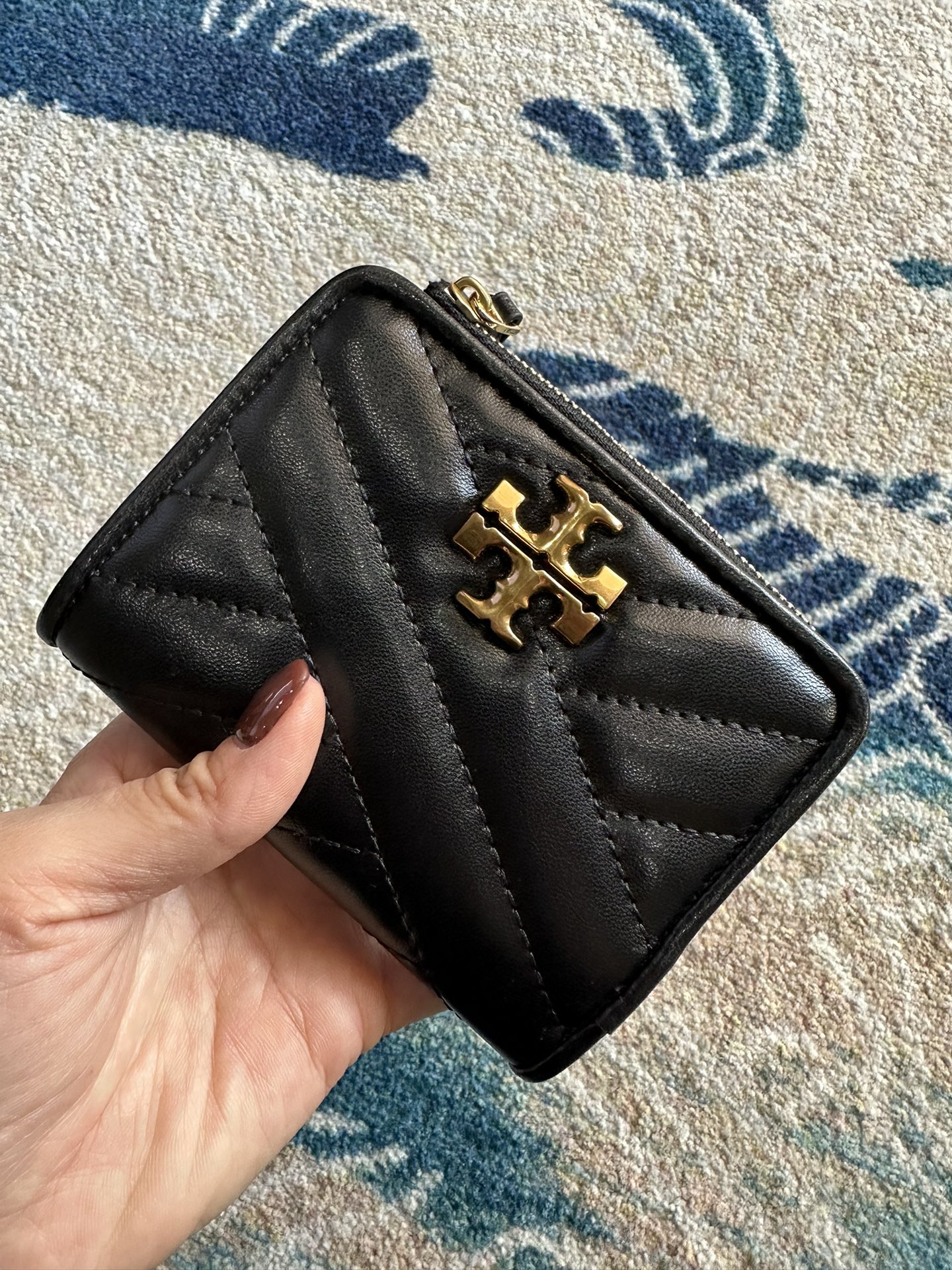 Tory Burch ～Tory Burch Kira 短款对折拉链钱包 立体菱格纹路 标志性立体金属logo