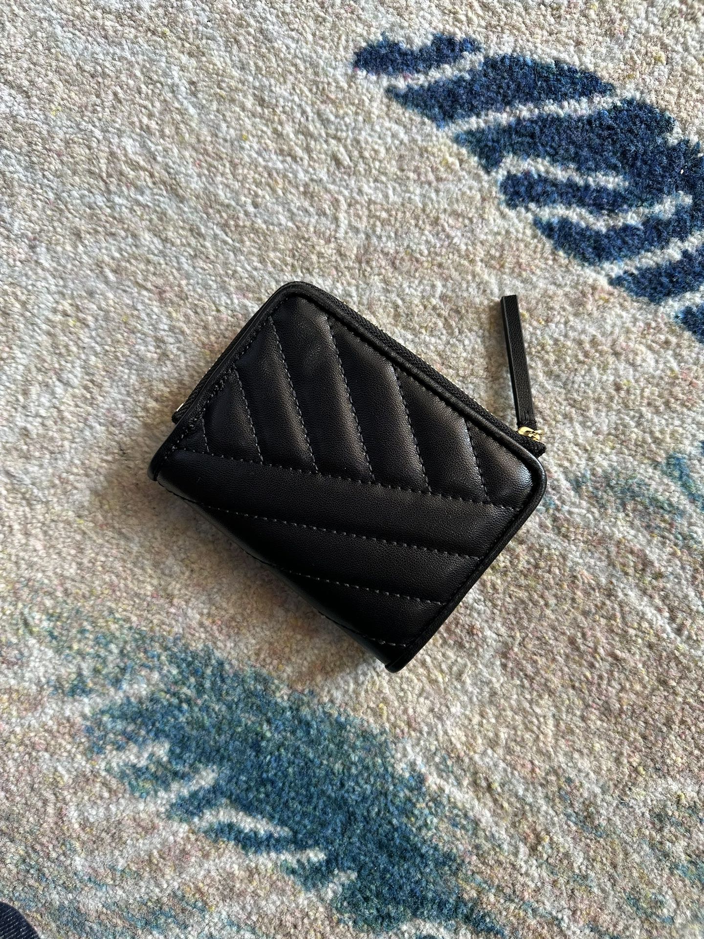 Tory Burch ～Tory Burch Kira 短款对折拉链钱包 立体菱格纹路 标志性立体金属logo