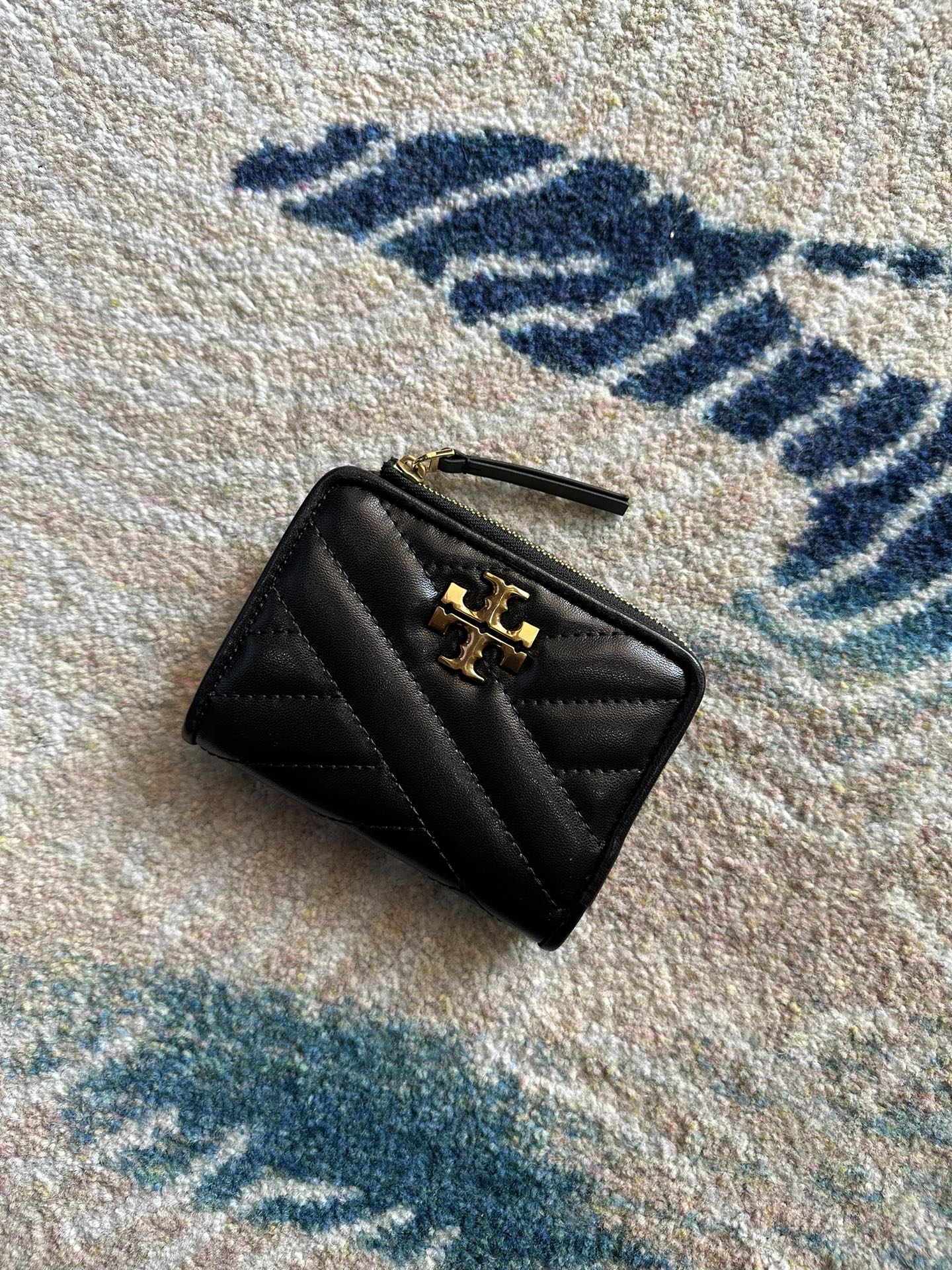 Tory Burch ～Tory Burch Kira 短款对折拉链钱包 立体菱格纹路 标志性立体金属logo