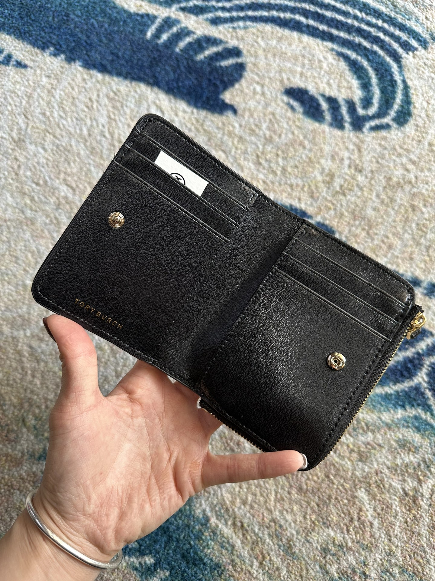 Tory Burch ～Tory Burch Kira 短款对折拉链钱包 立体菱格纹路 标志性立体金属logo