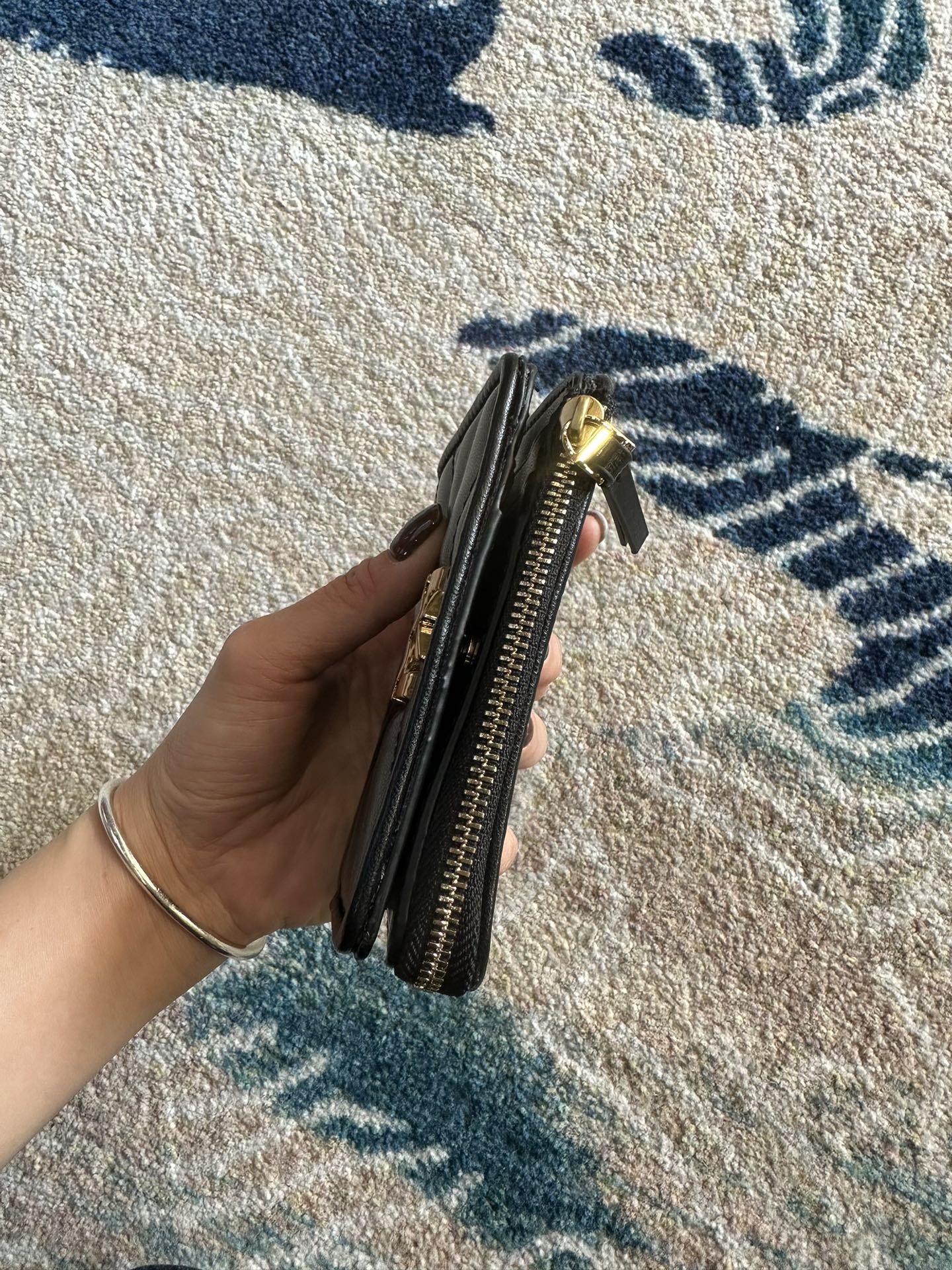 Tory Burch ～Tory Burch Kira 短款对折拉链钱包 立体菱格纹路 标志性立体金属logo