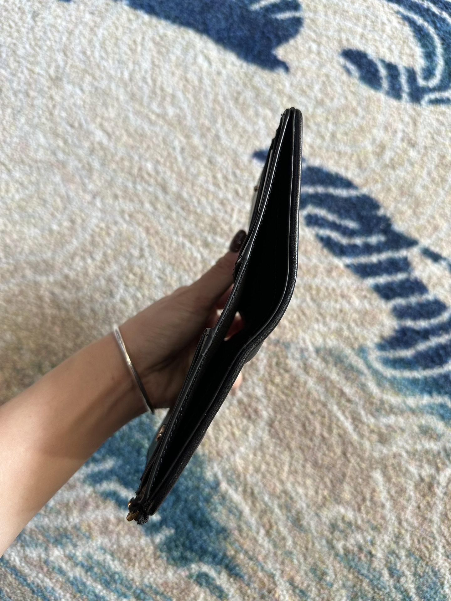 Tory Burch ～Tory Burch Kira 短款对折拉链钱包 立体菱格纹路 标志性立体金属logo