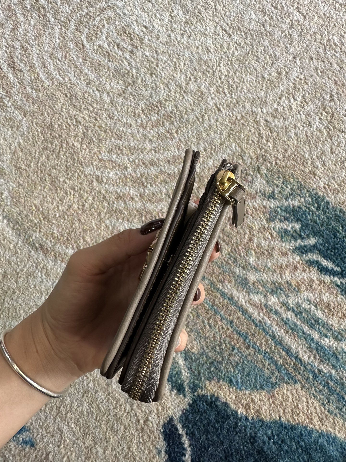 Tory Burch ～Tory Burch Kira 短款对折拉链钱包 立体菱格纹路 标志性立体金属logo